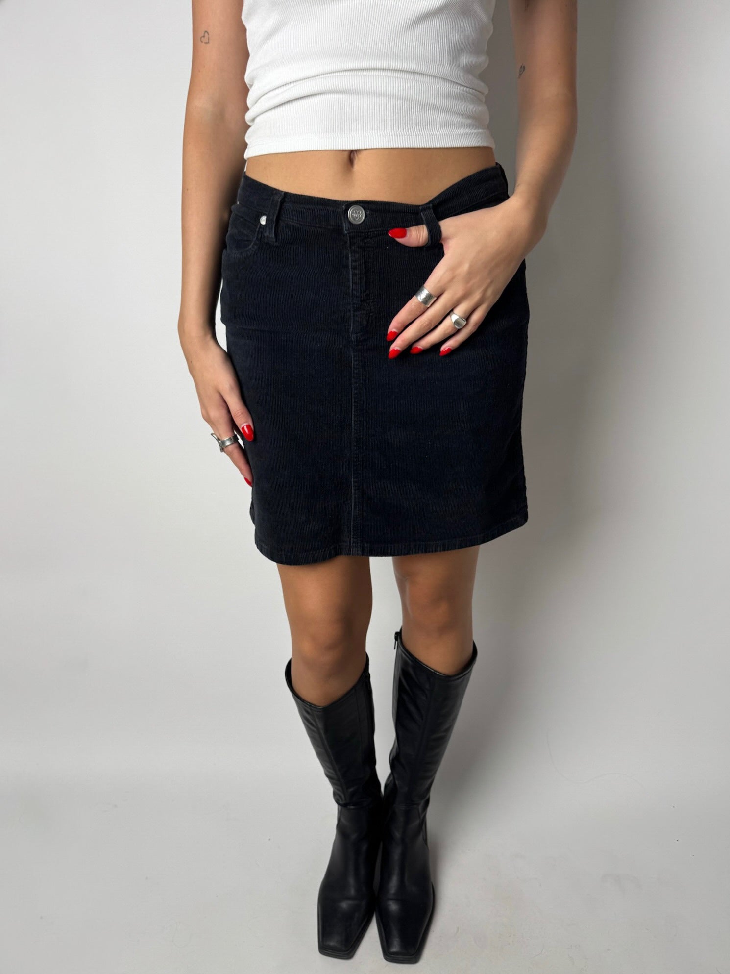 חצאית מיני קורדרוי שחורה (36-38)