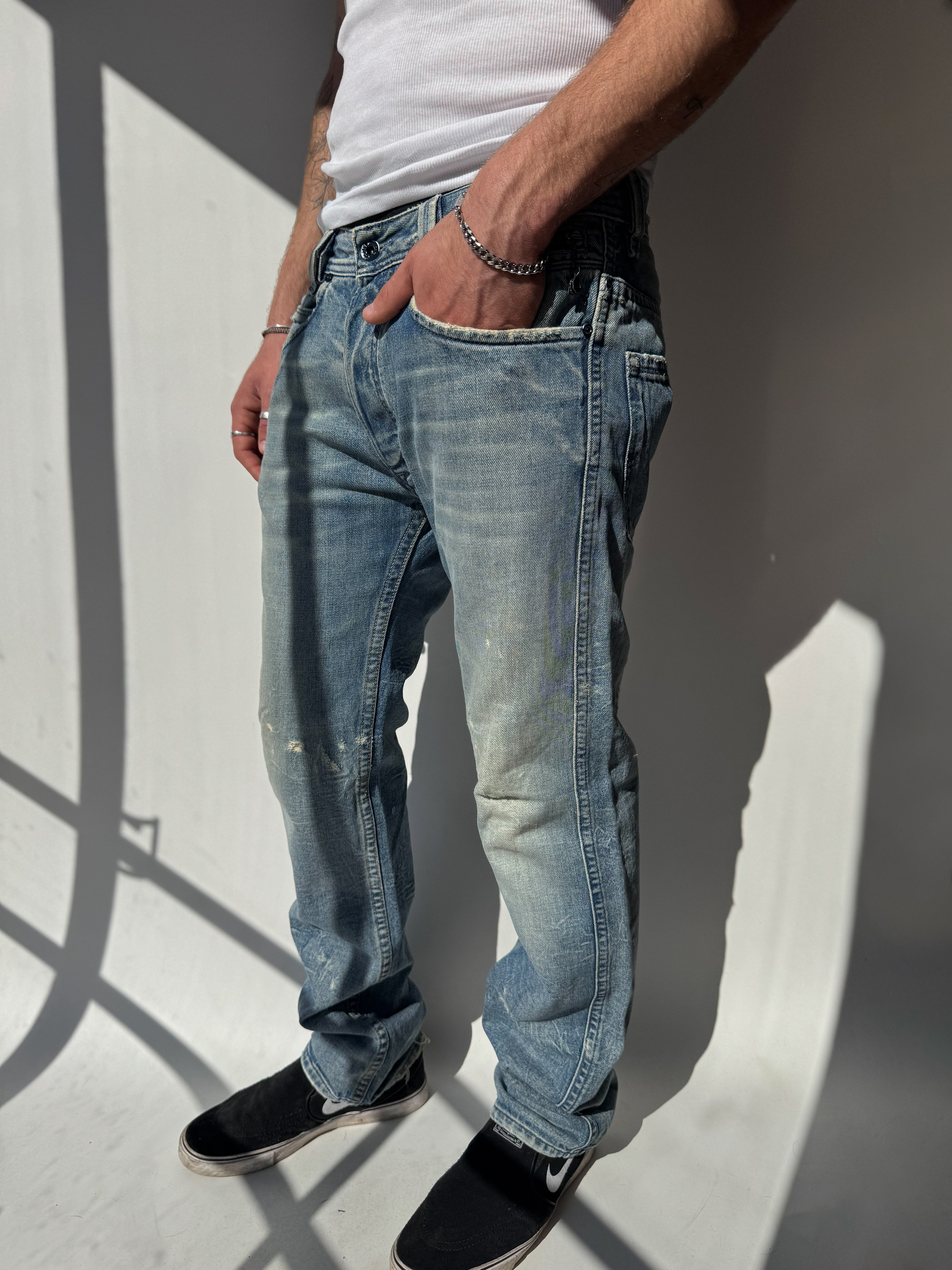 ג׳ינס קרעים בגזרה ישרה Diesel (42)