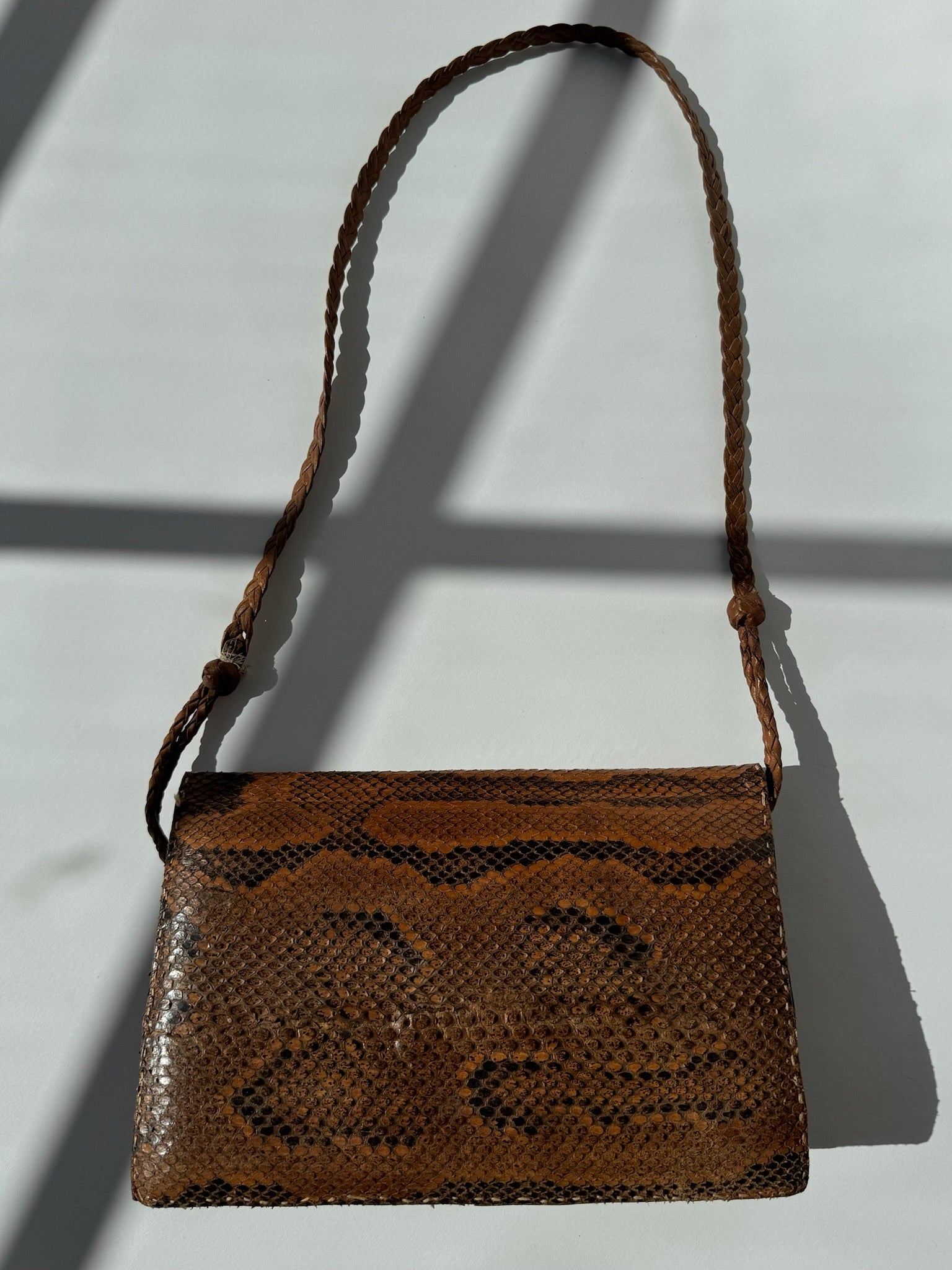 תיק צד עור בטקסטורת נחש