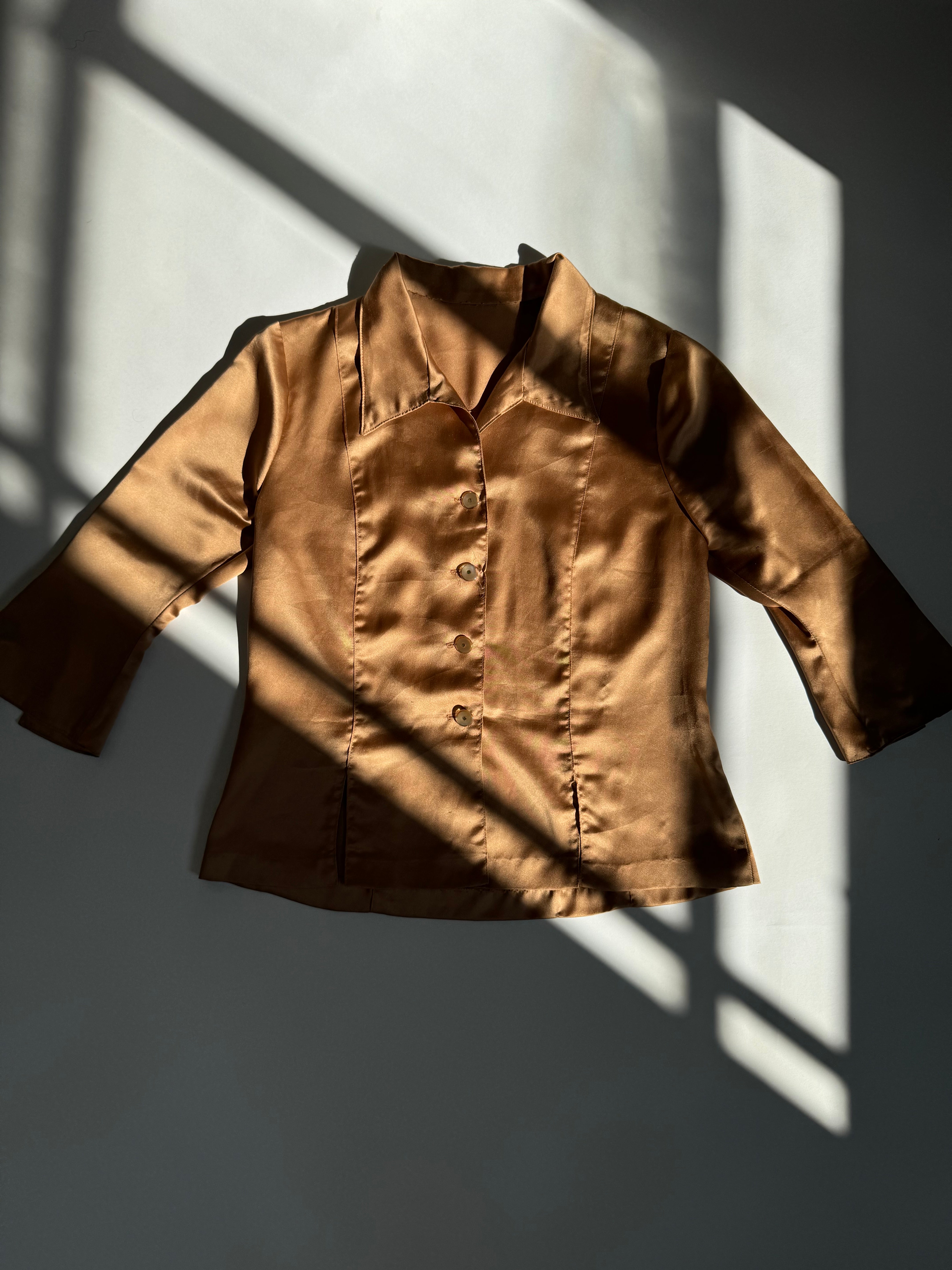 חולצה מכופתרת מבריקה בגוון נחושת (L)