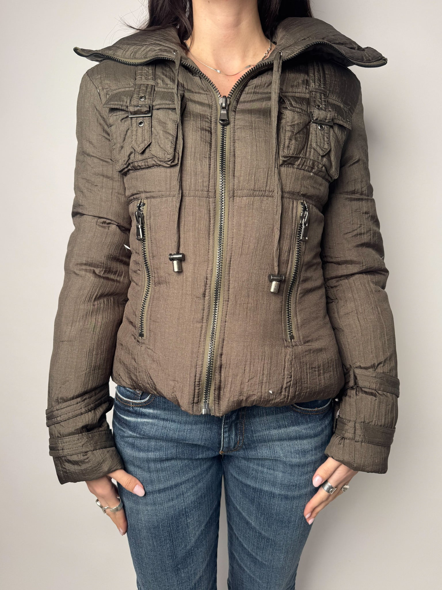 מעיל פוך אפור כהה עם צאוורון ארוך (S)