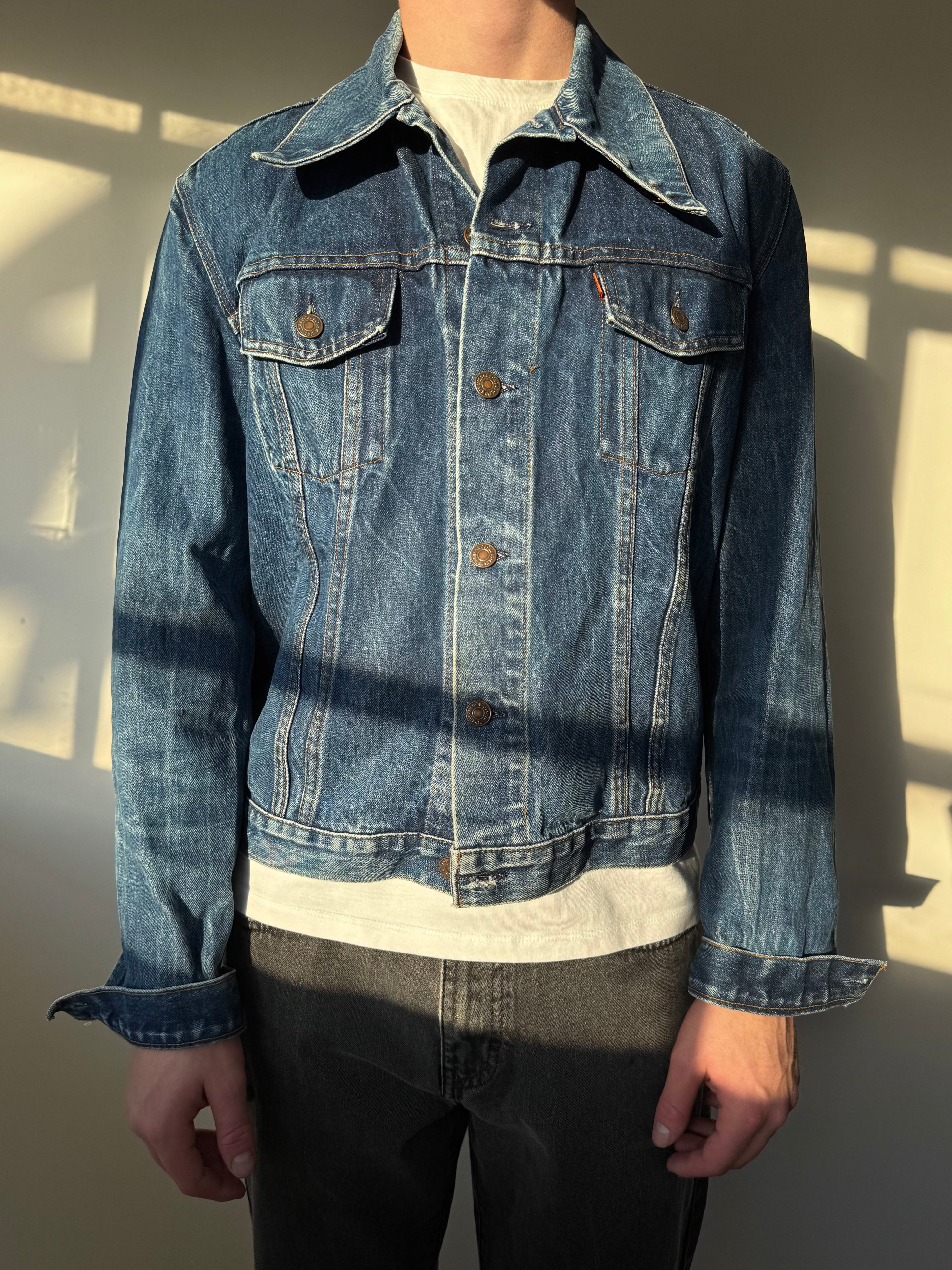 ג׳קט ג׳ינס כהה ומשופשף Levi’s (M)