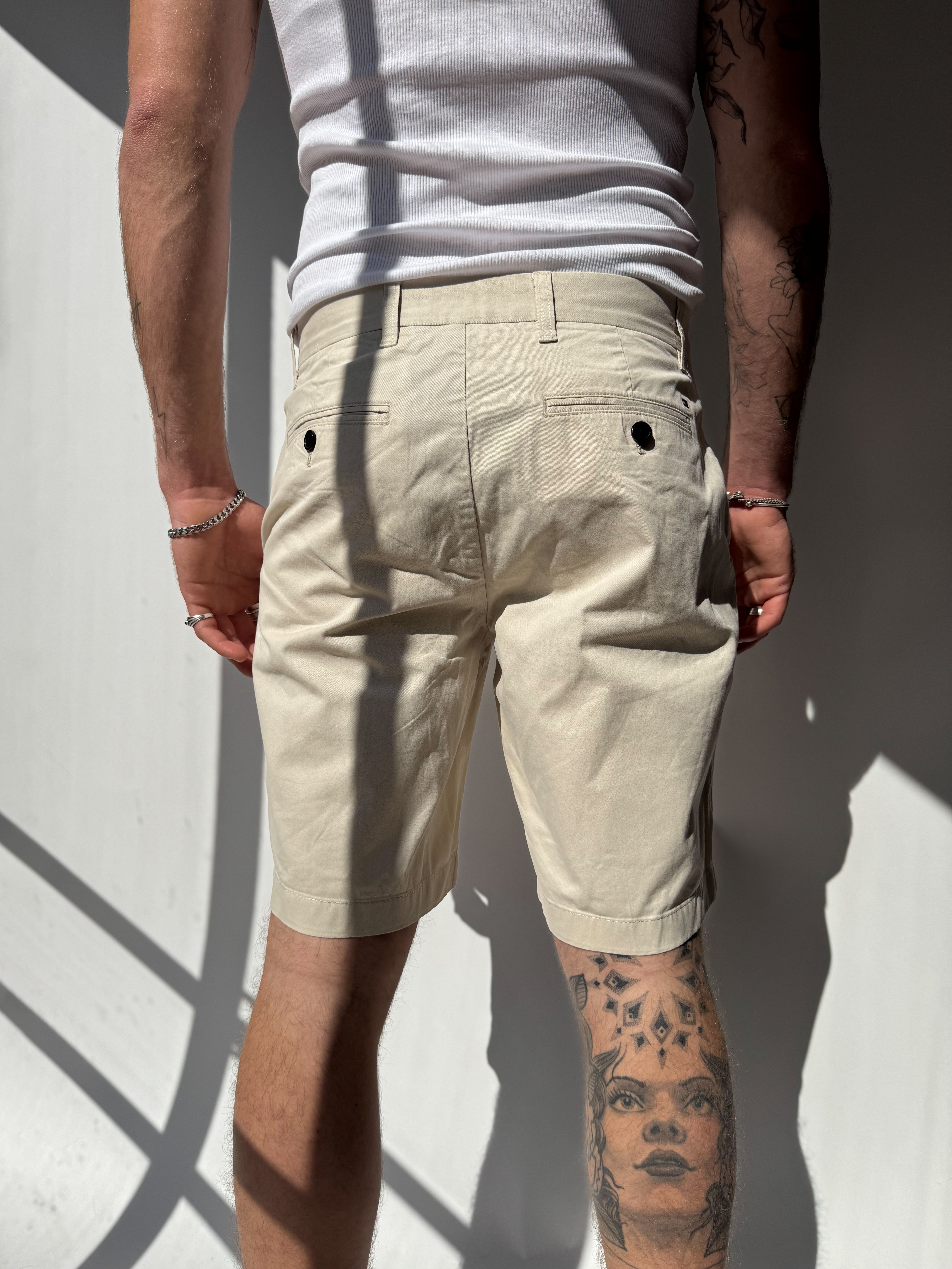 מכנסים צ׳ינו קצרים Tommy Hilfiger (41)