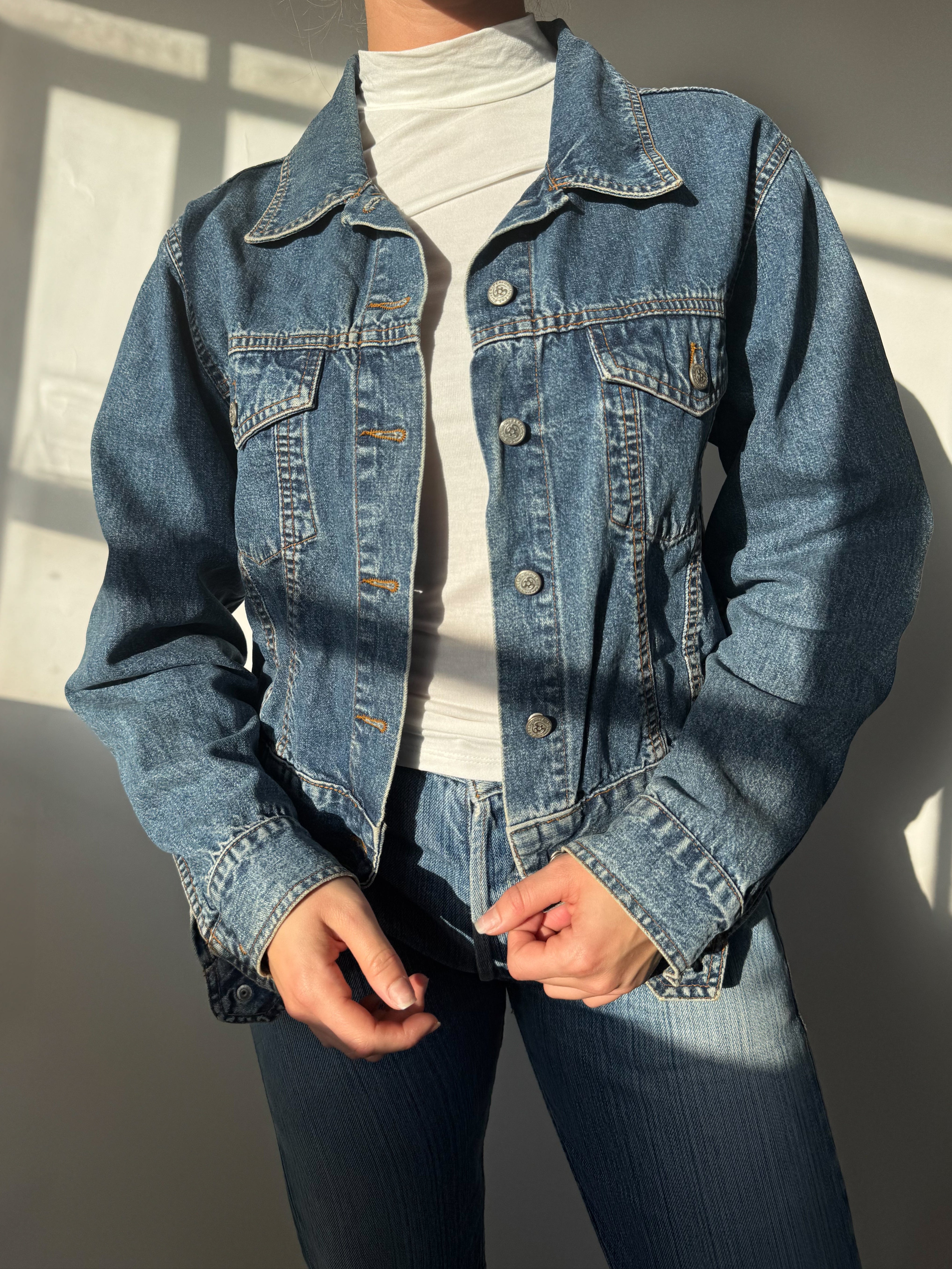 ג׳קט ג׳ינס קלאסי בגזרת קרופ (M)