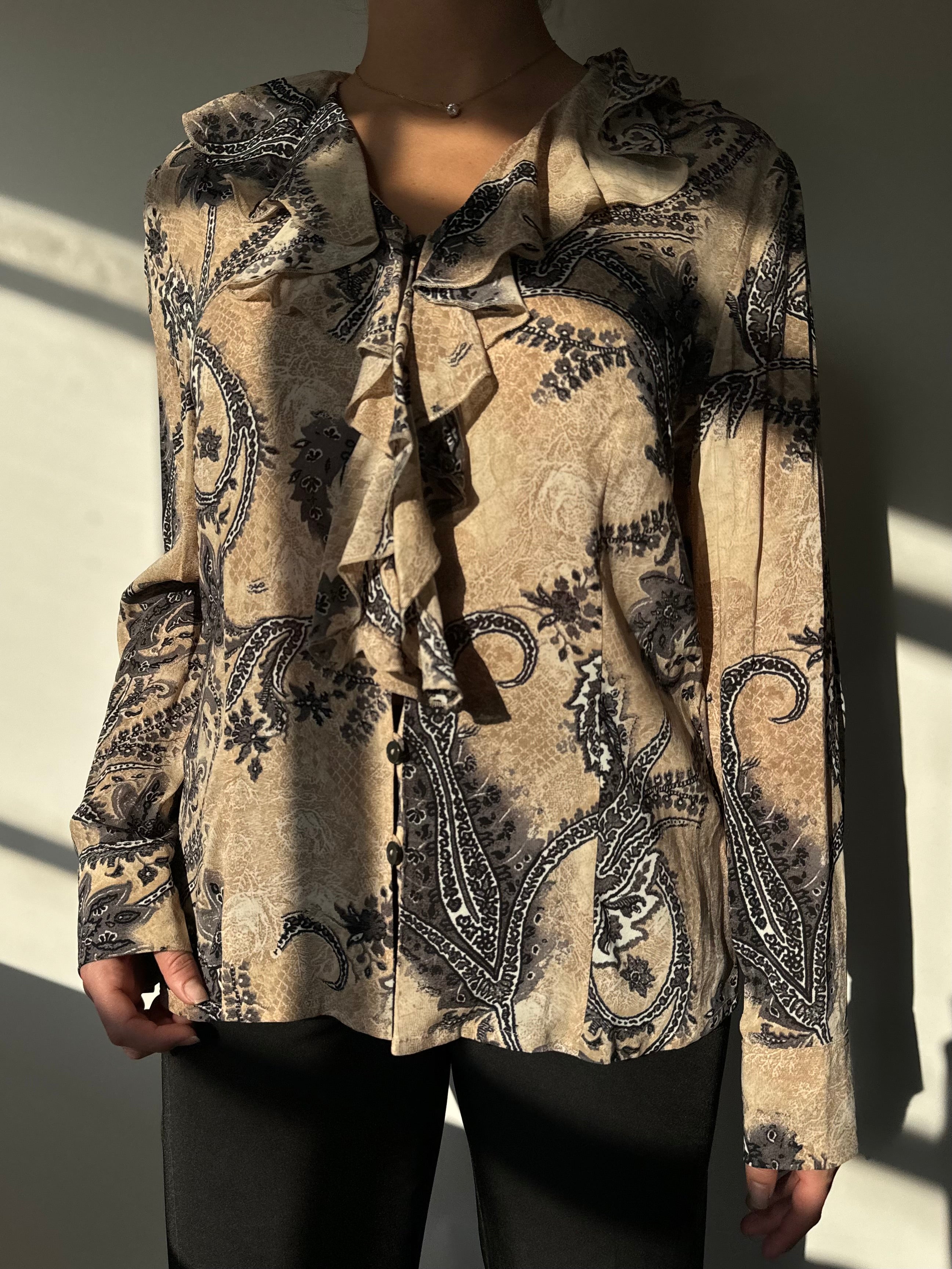 חולצה מכופתרת בהדפס פייזלי ובשילוב מלמלה (M)