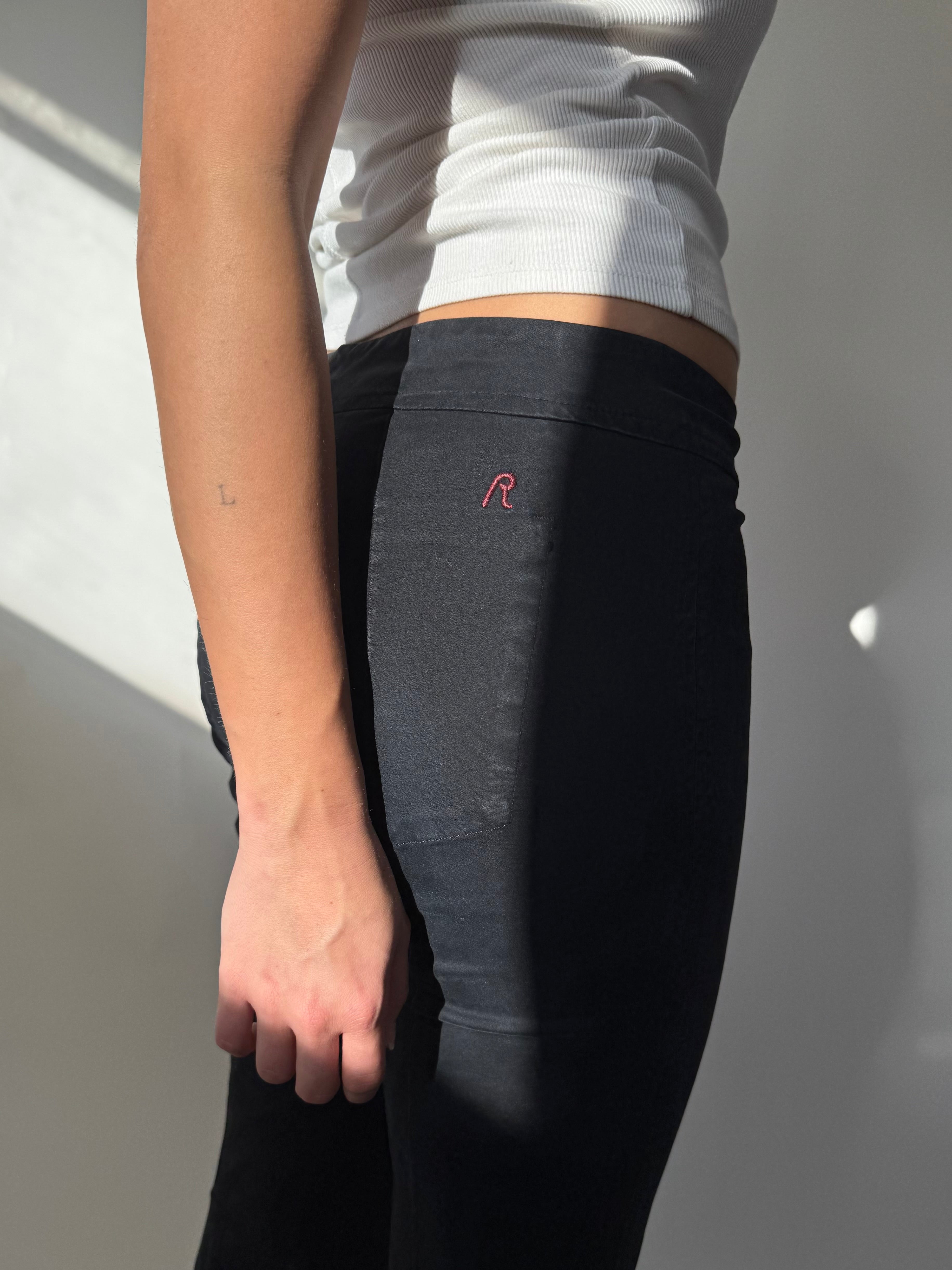 מכנסיים שחורים בגזרה מתרחבת Replay (38)