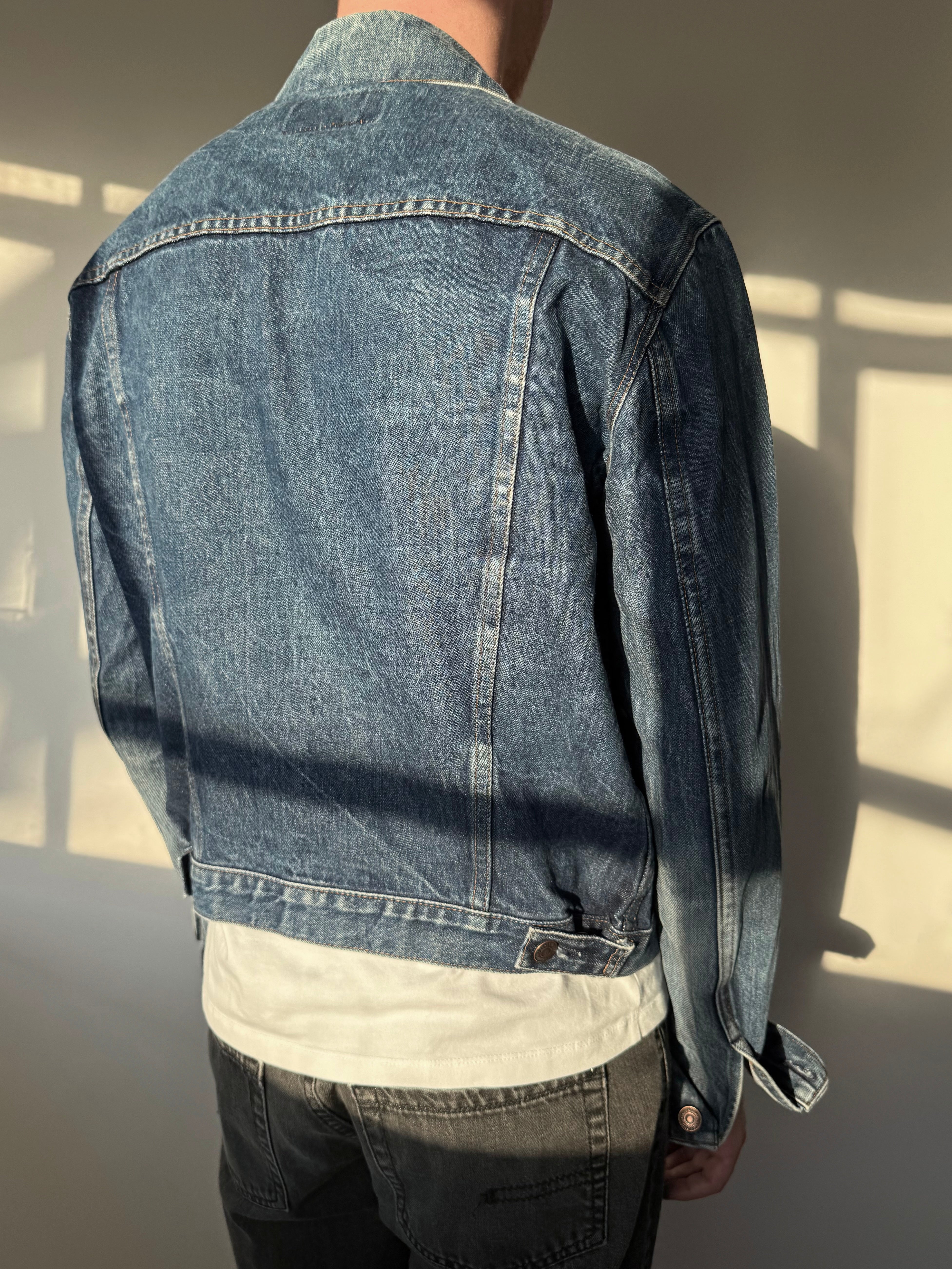 ג׳קט ג׳ינס כהה ומשופשף Levi’s (M)