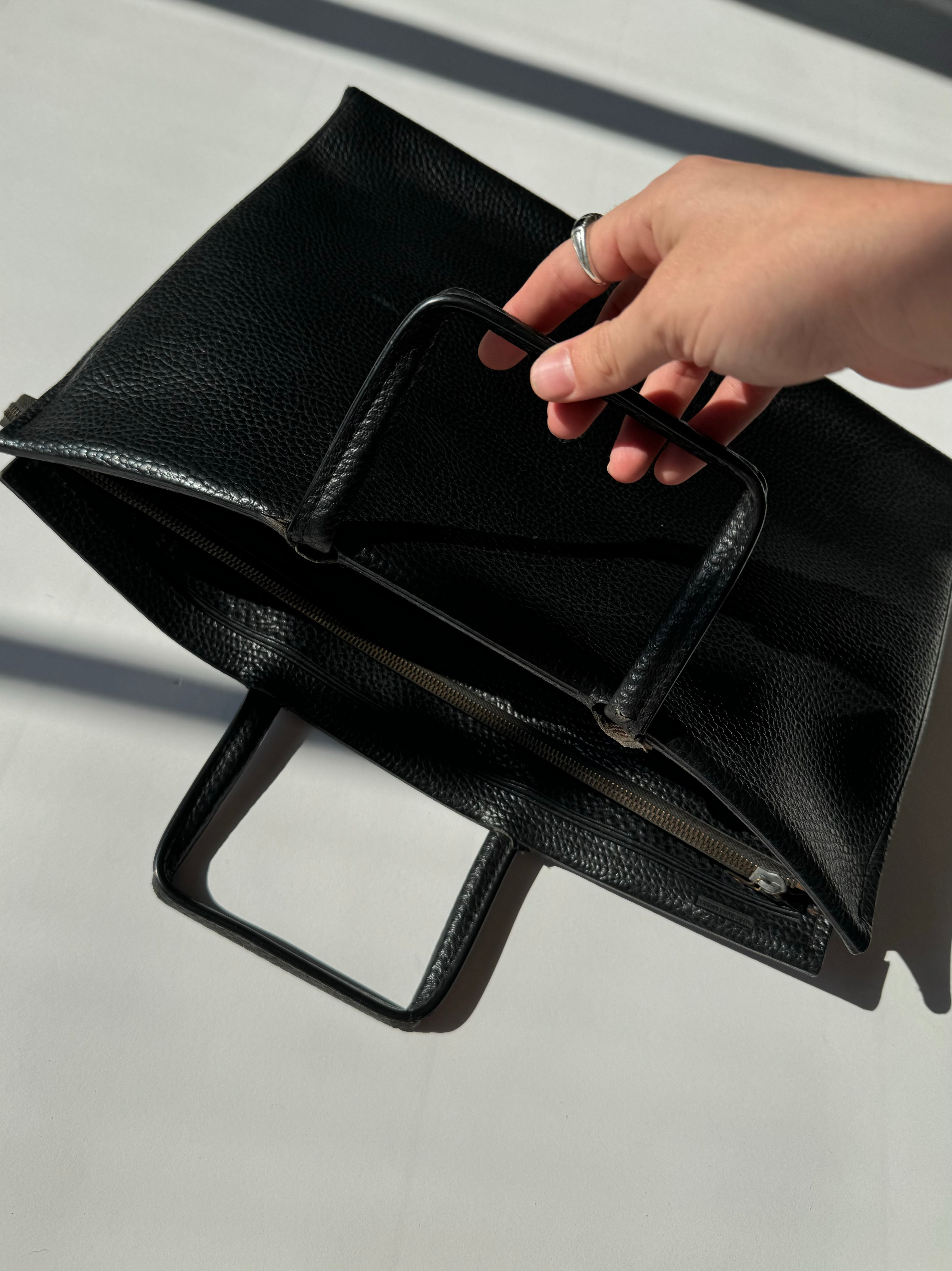 תיק מסמכים שחור