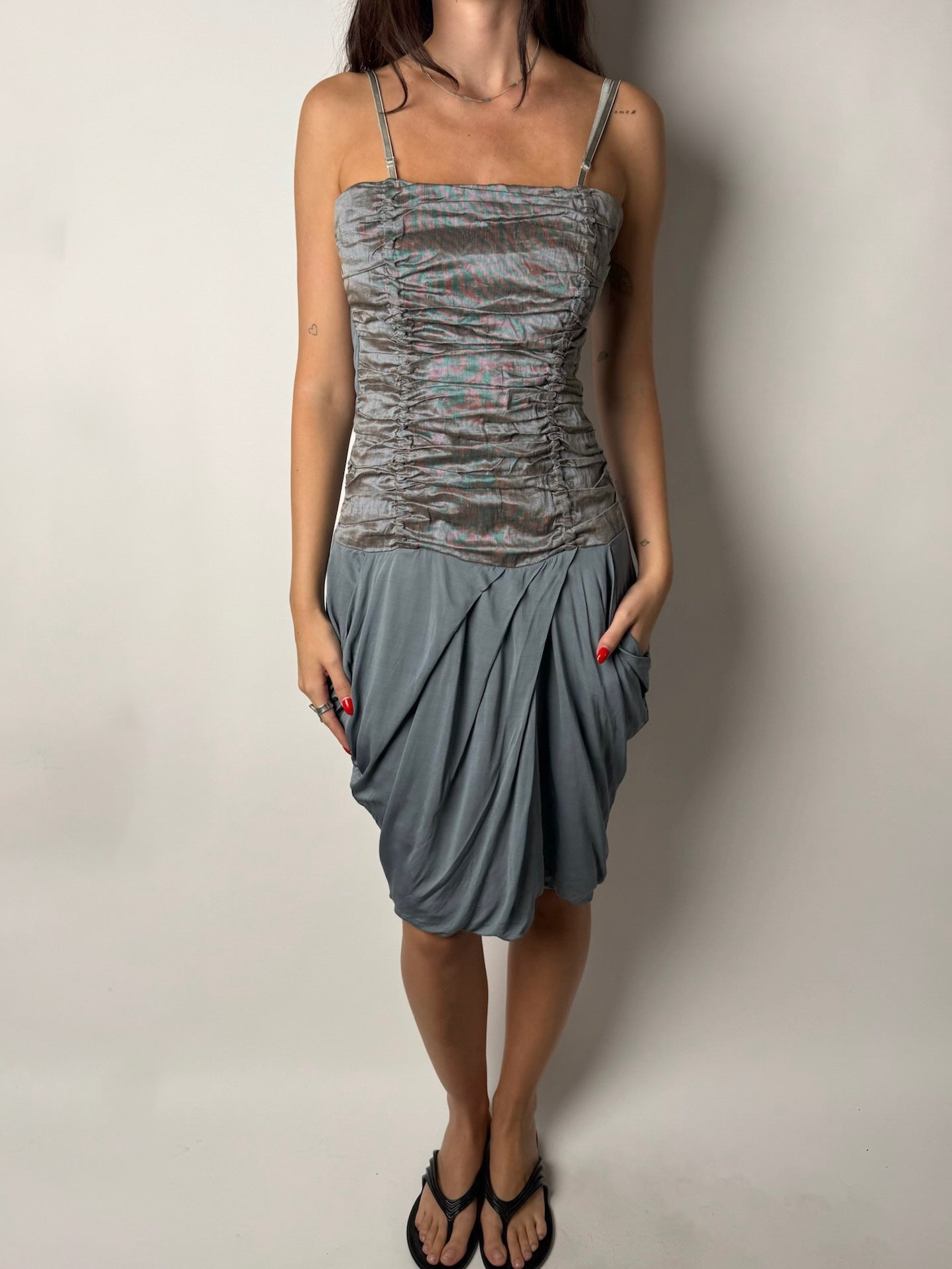 שמלת מידי אפורה בגזרה נשפכת (M)