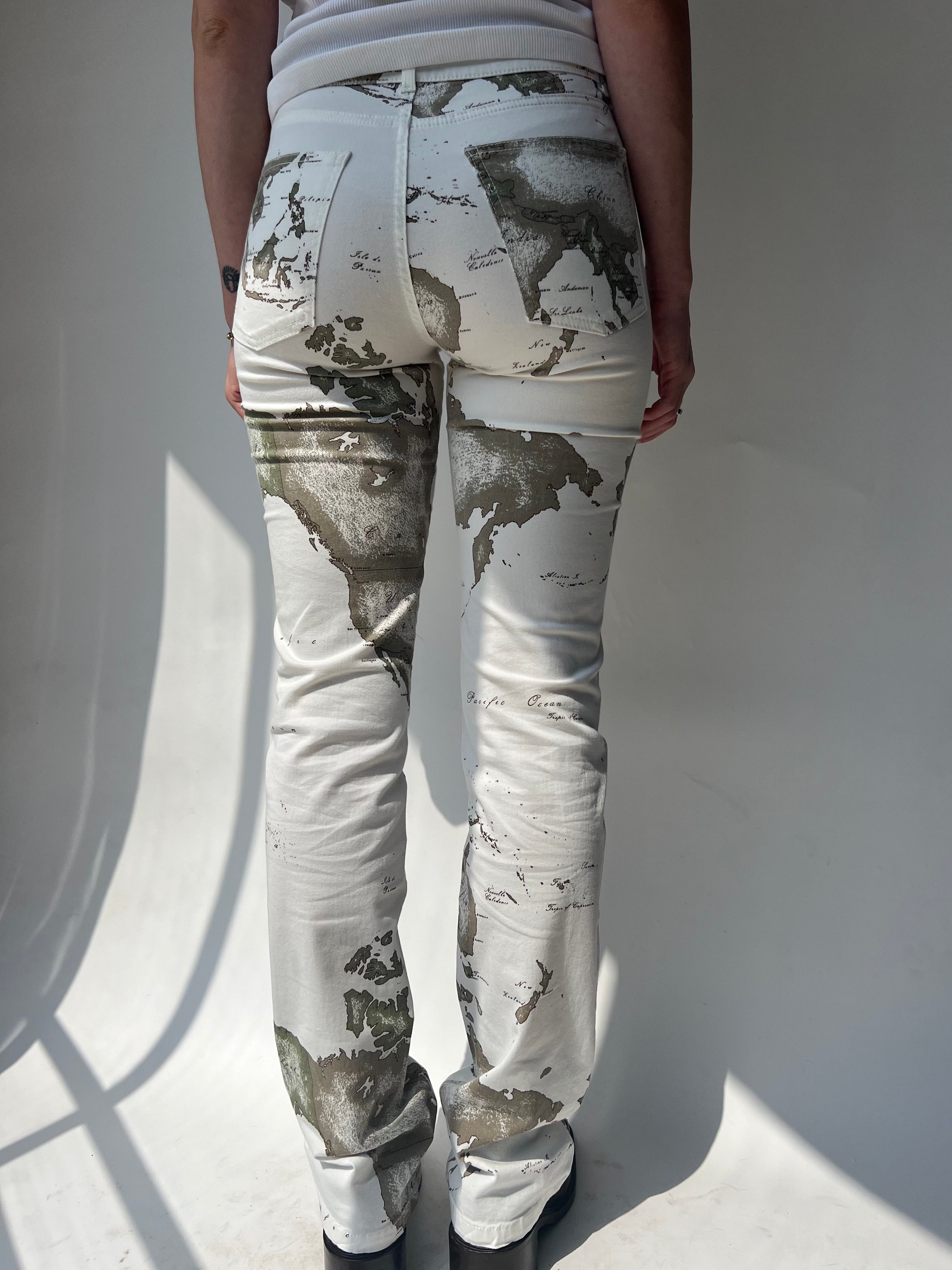 ג׳ינס לבן עם הדפס גלובוס (34)