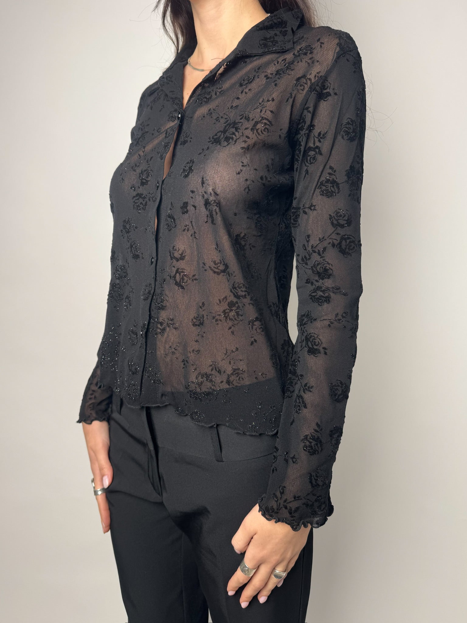 חולצת מכופתרת שקופה בעיטורי פרחים (S-M)