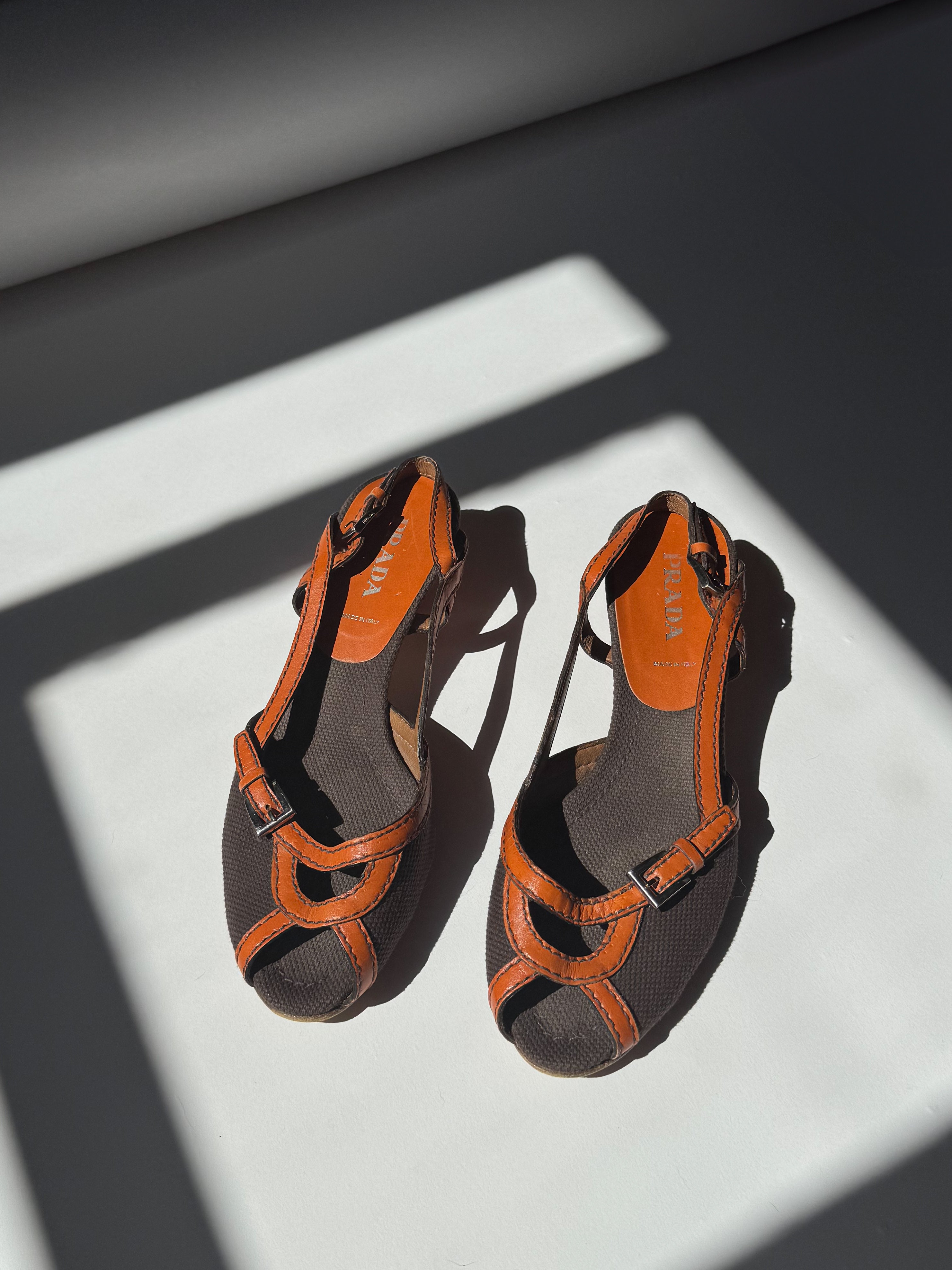 סנדלי עקב חומים בשילוב עור Prada (39)