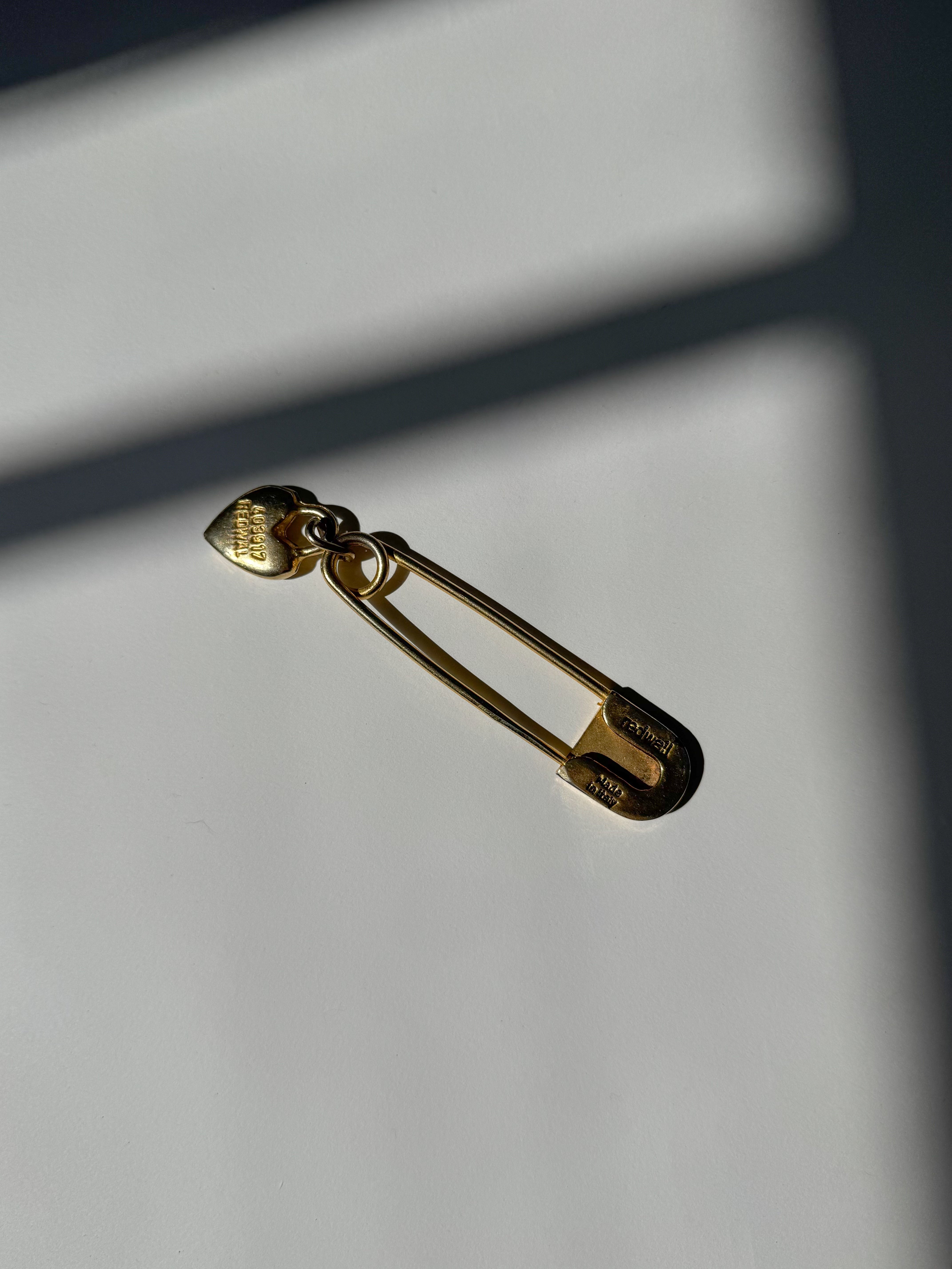 סיכת ביטחון מוזהבת Moschino x Redwall