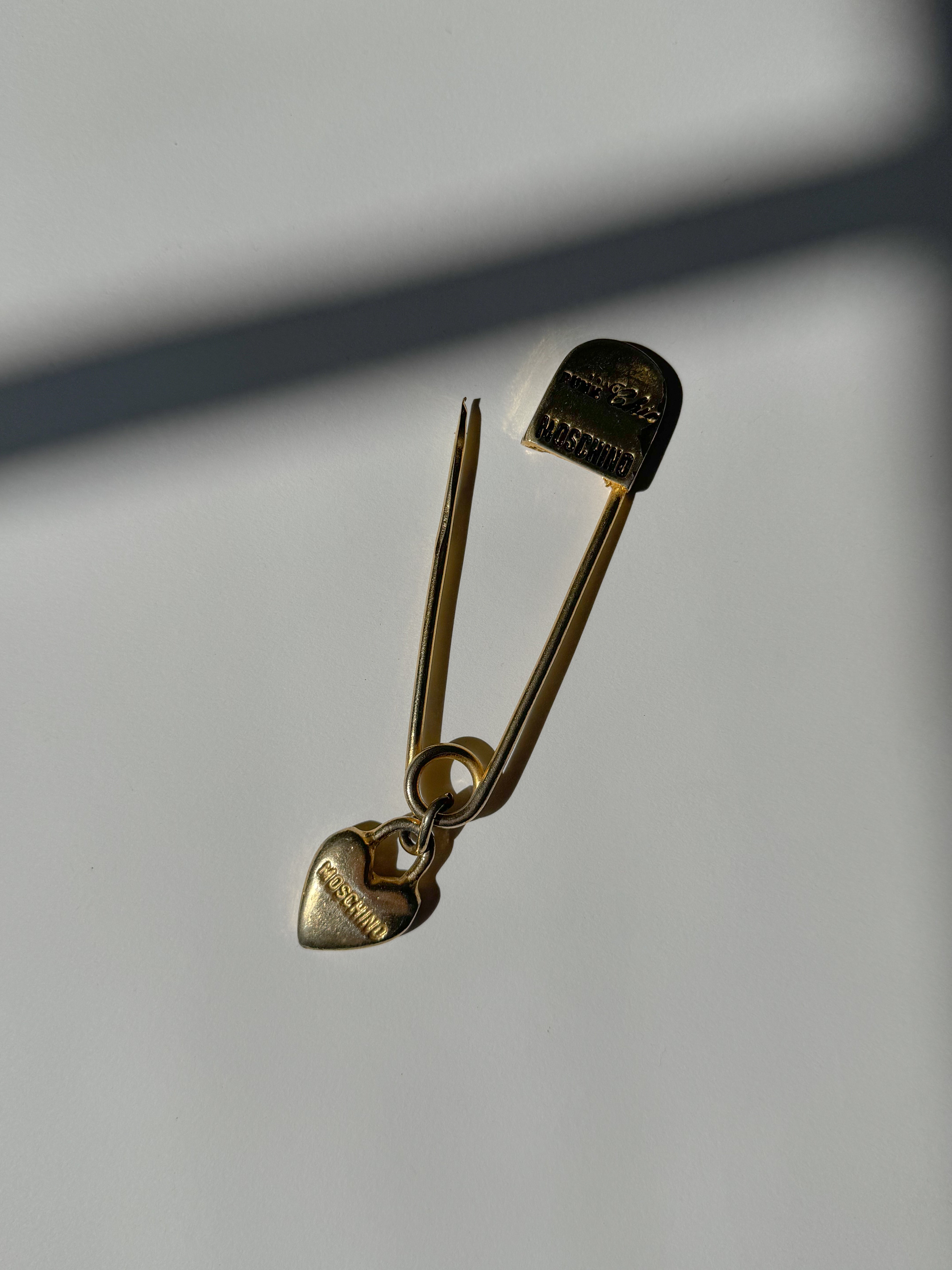 סיכת ביטחון מוזהבת Moschino x Redwall