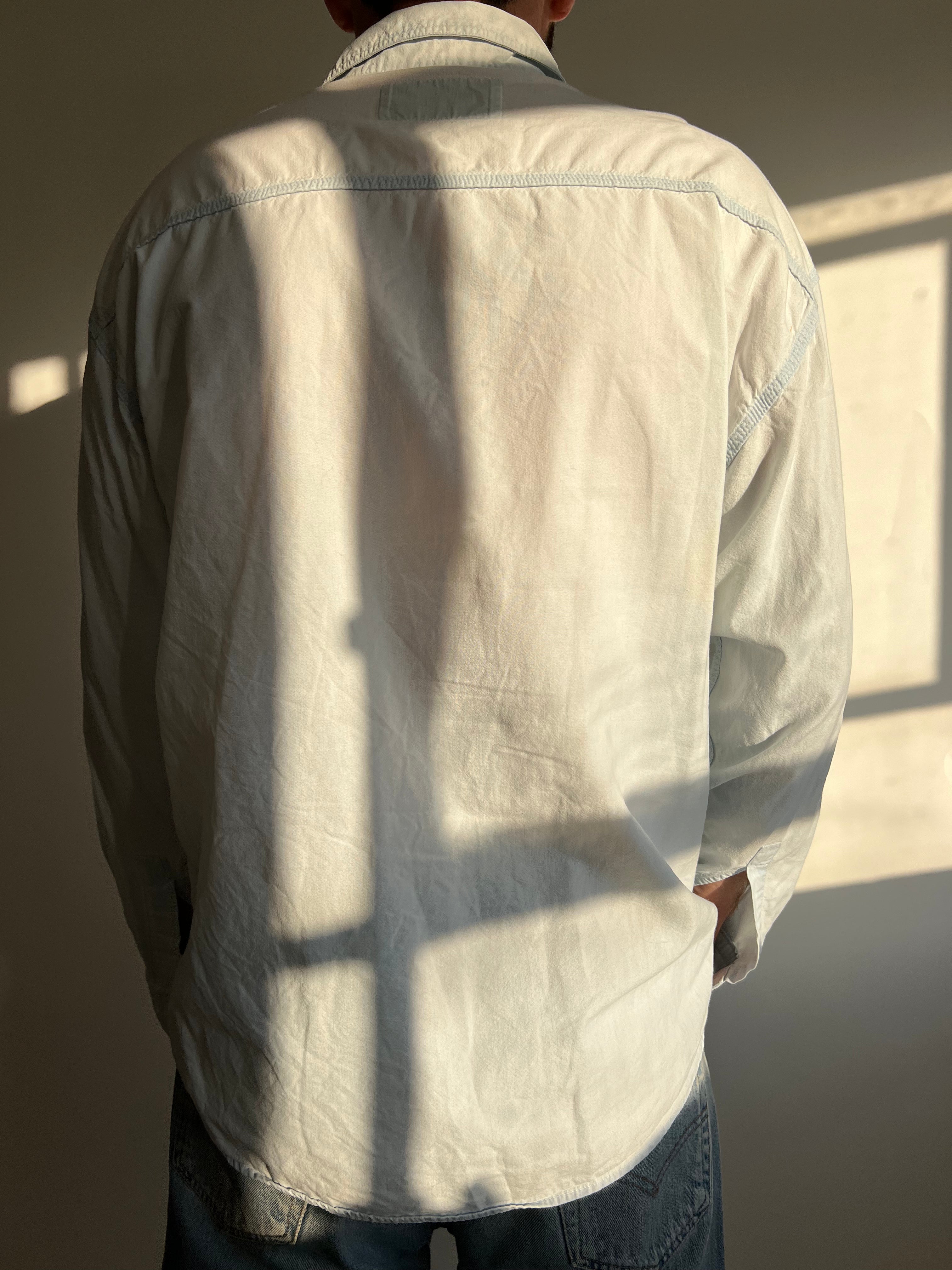 חולצת ג׳ינס מכופתרת בהירה (L)