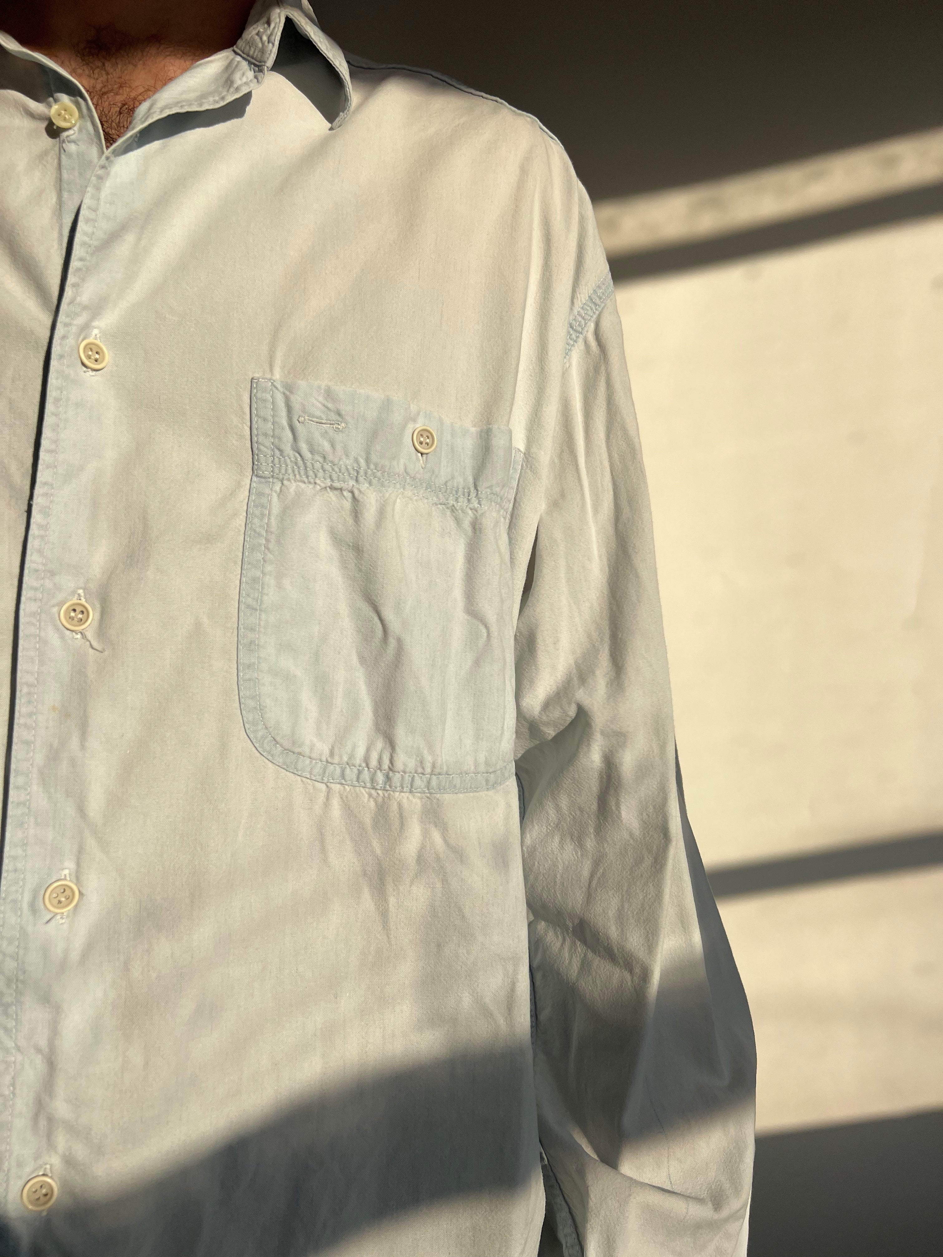 חולצת ג׳ינס מכופתרת בהירה (L)