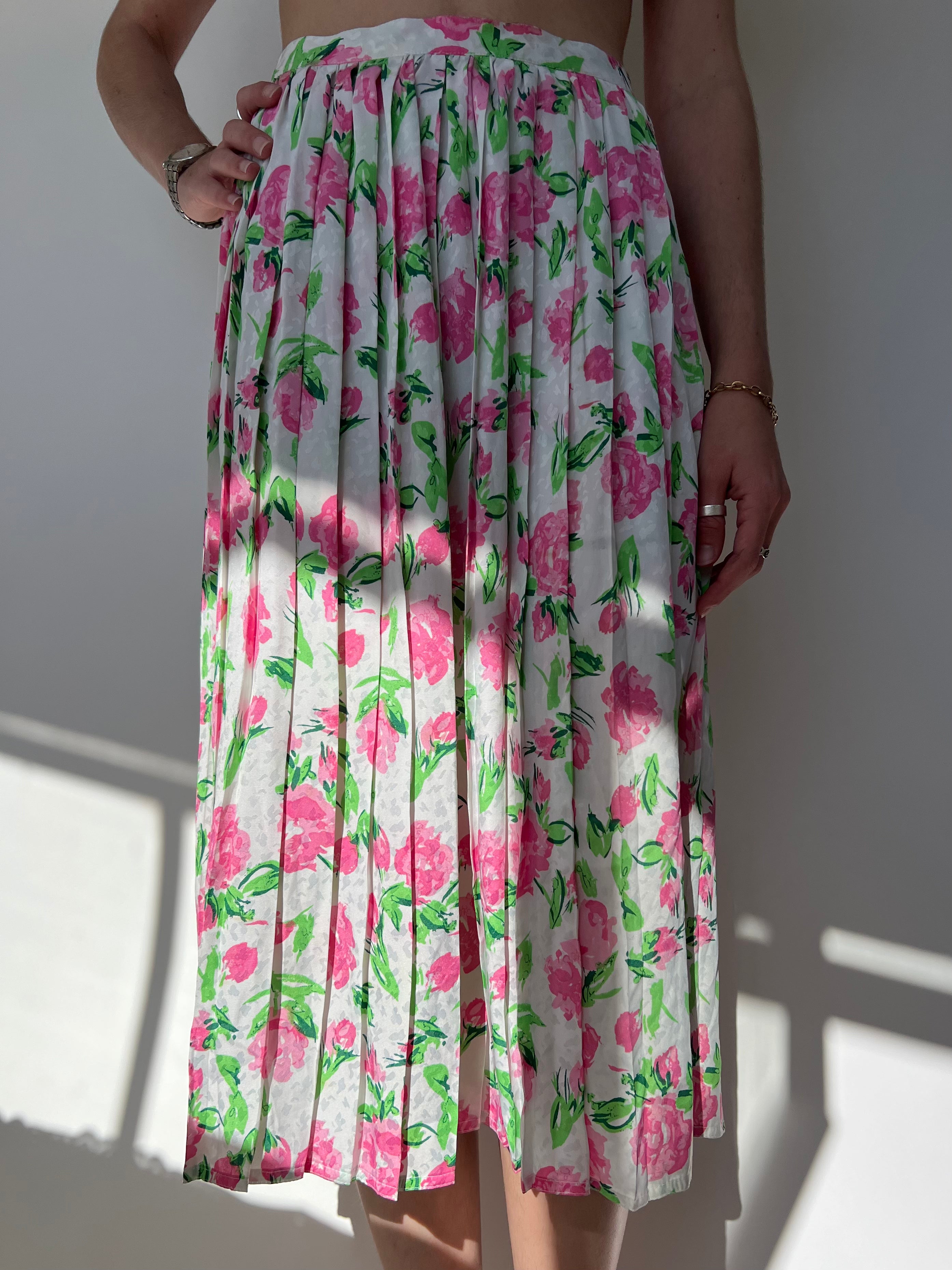 חצאית קפלים פרחונית לבנה (32-34)