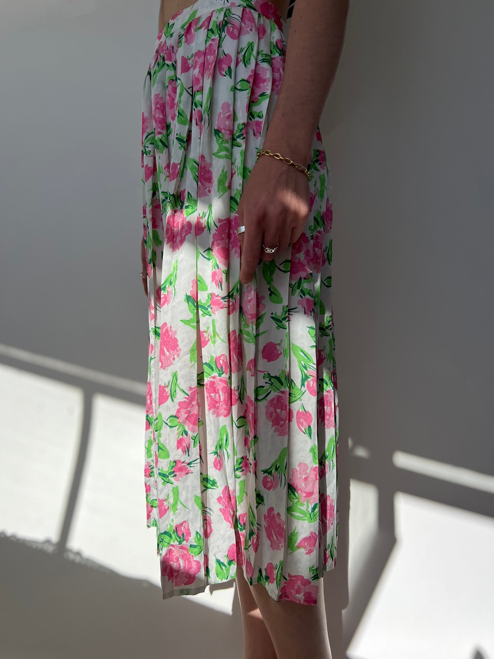 חצאית קפלים פרחונית לבנה (32-34)