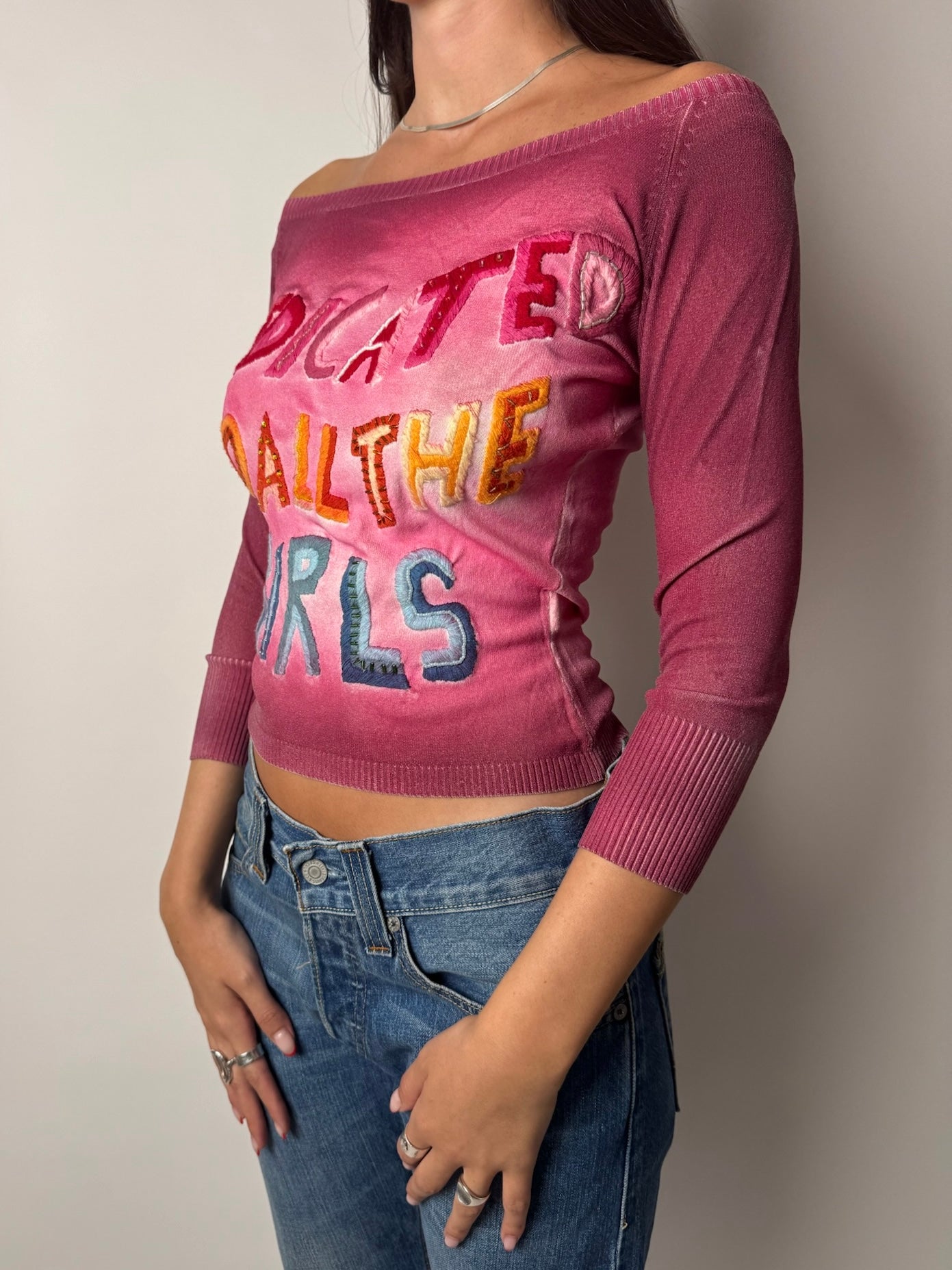 חולצת ¾ צבעונית עם כיתוב (S)