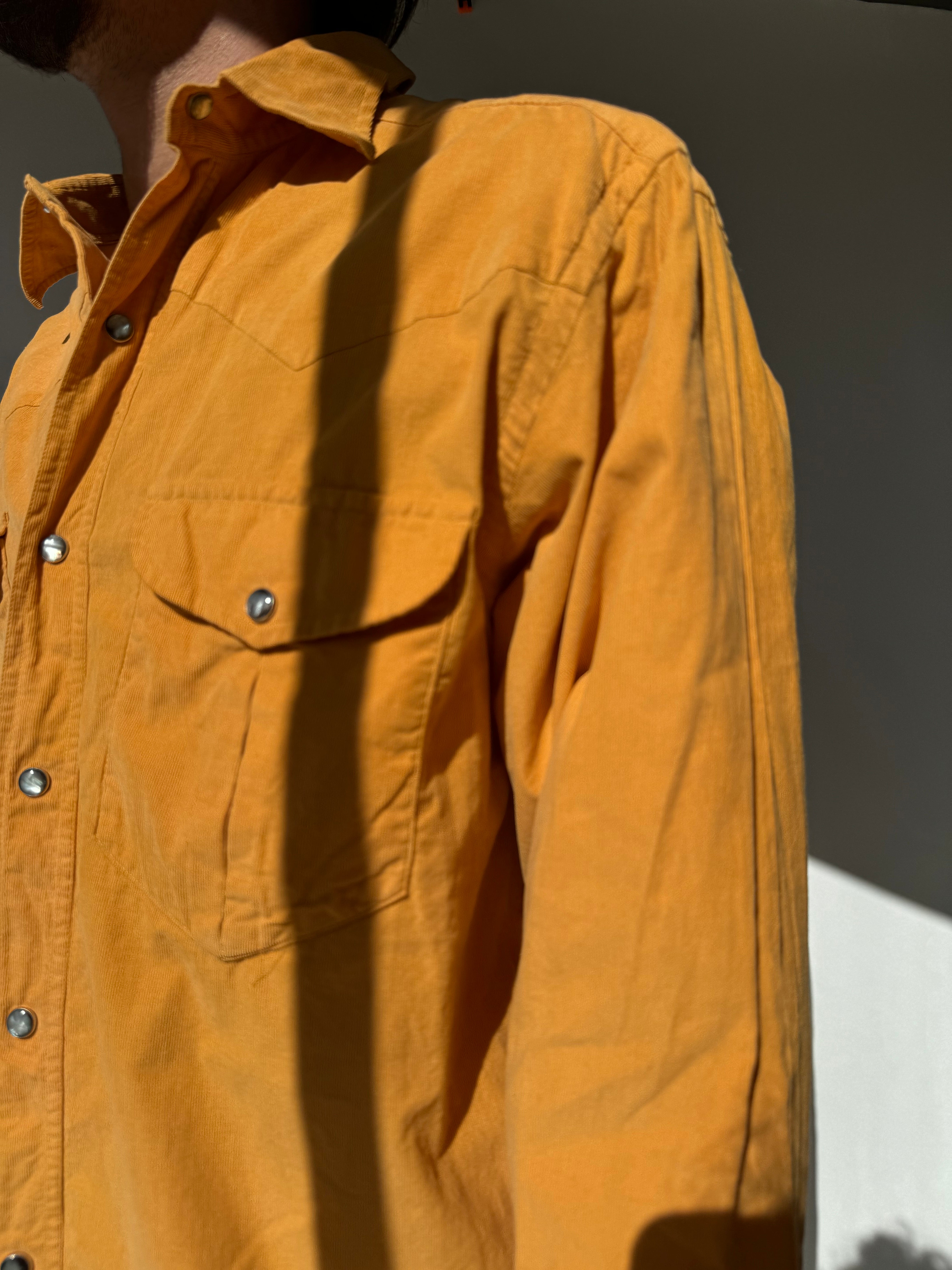 חולצת קורדרוי מכופתרת בגוון חרדל (L)