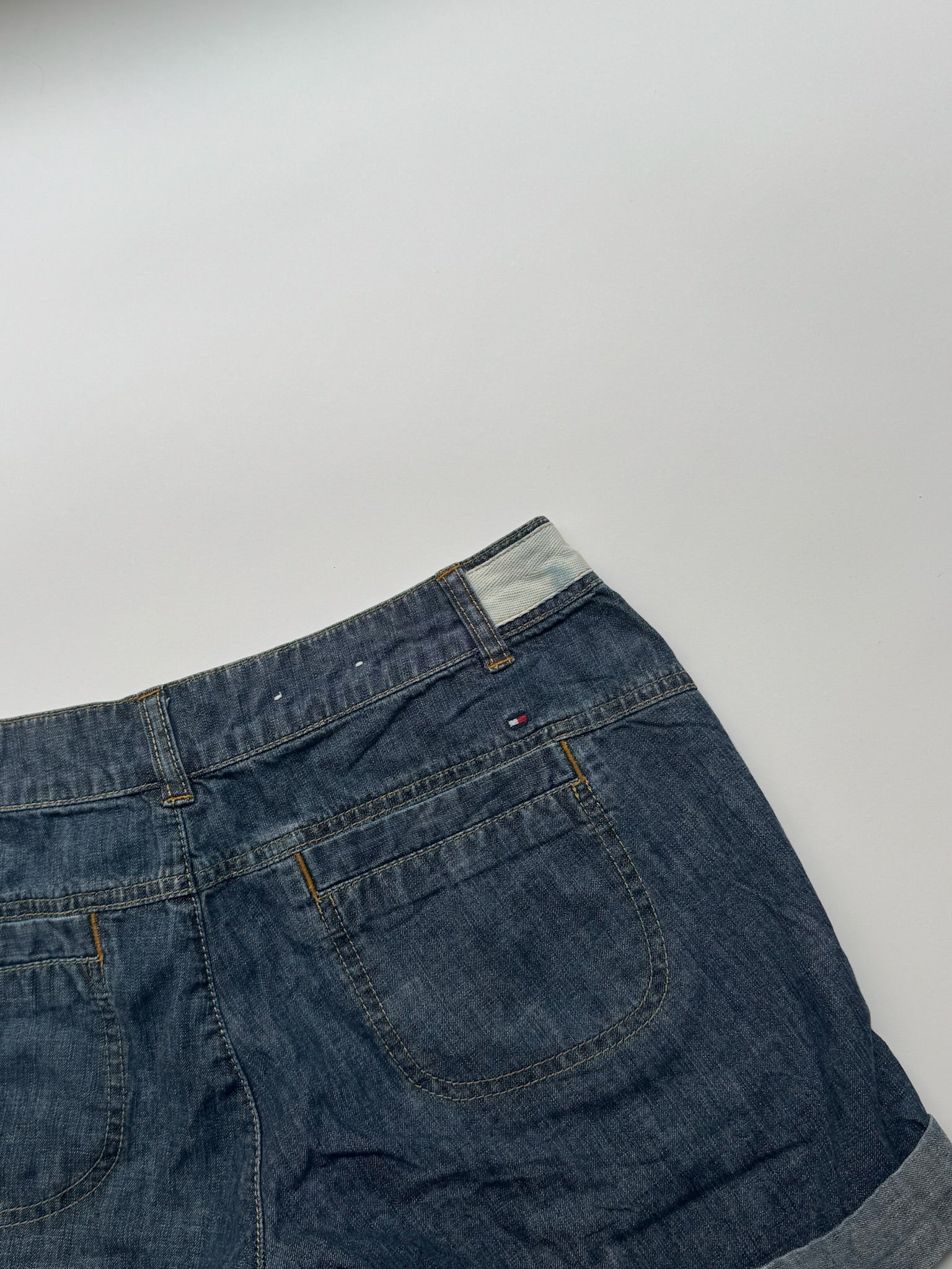 ג׳ינס קצר בגזרה נמוכה Tommy Hilfiger (36)