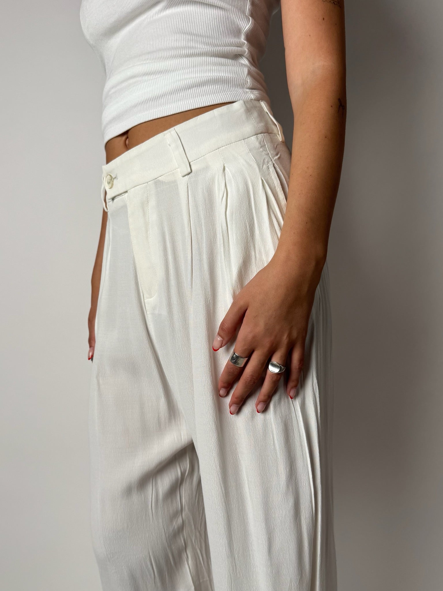 מכנסיים מחויטים בצבע לבן (36)