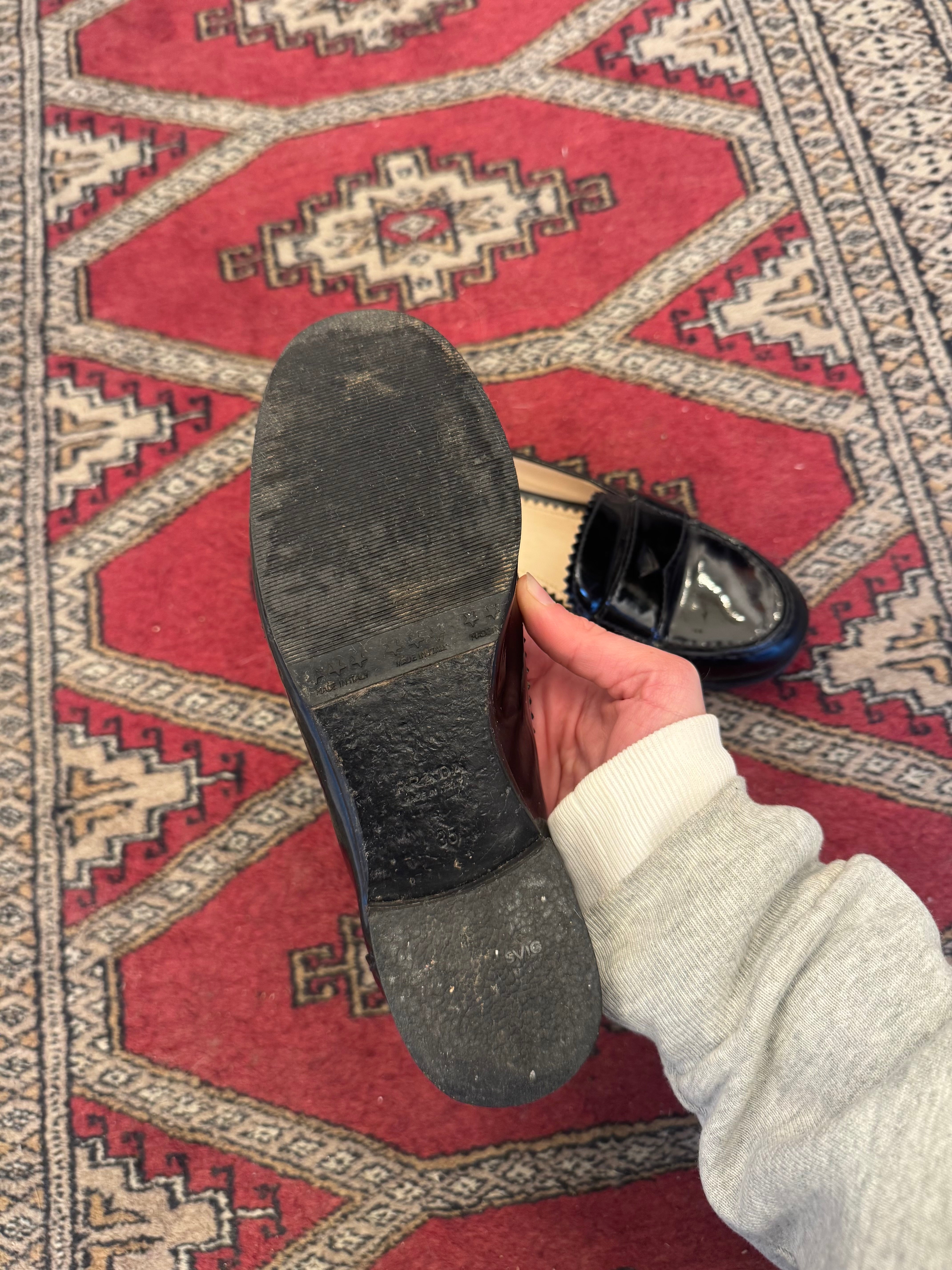 נעלי מוקסין מבריקות Prada (35)