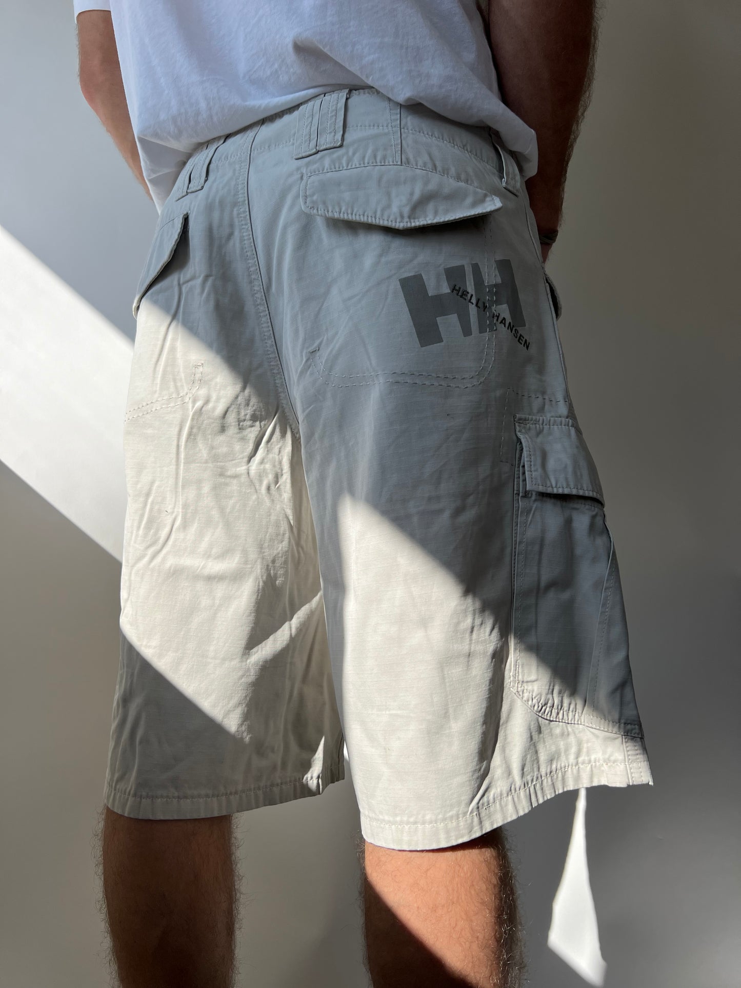 מכנסי ברמודה קצרים עם הדפס לוגו (46)