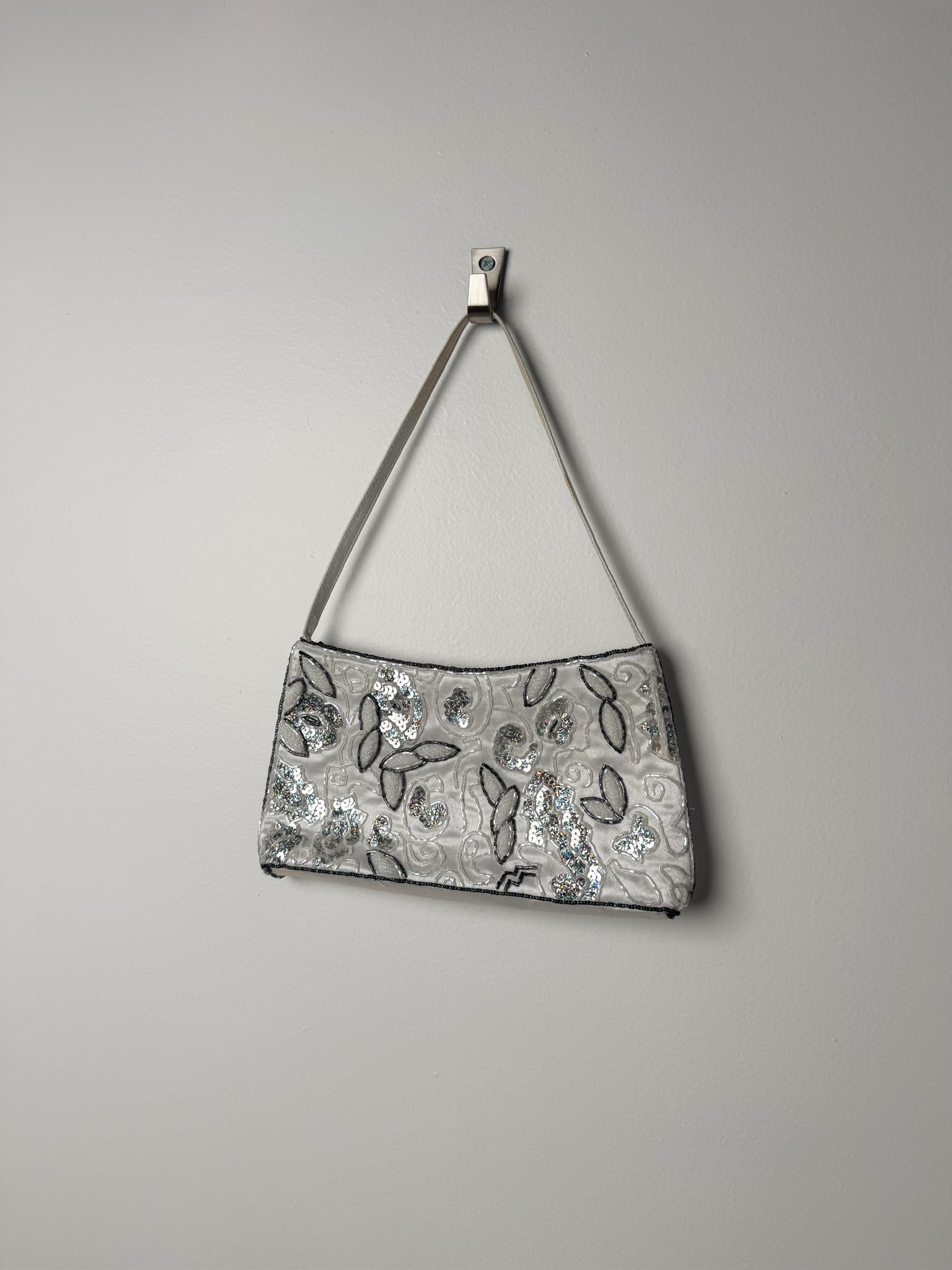 תיק צד לבן בטקסטורת פייטים וחרוזים