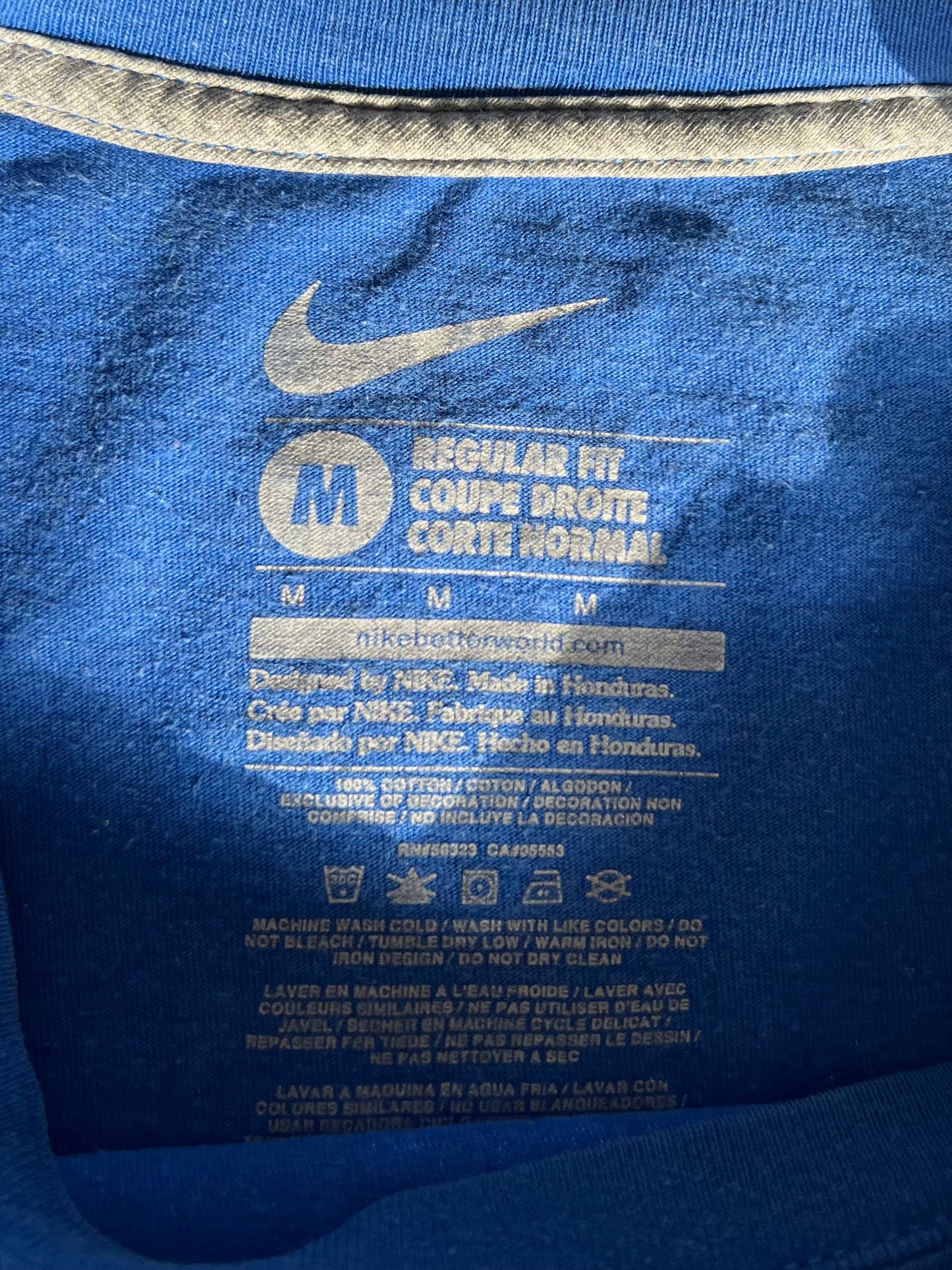 טי שרט כחולה עם לוגו Nike (M)