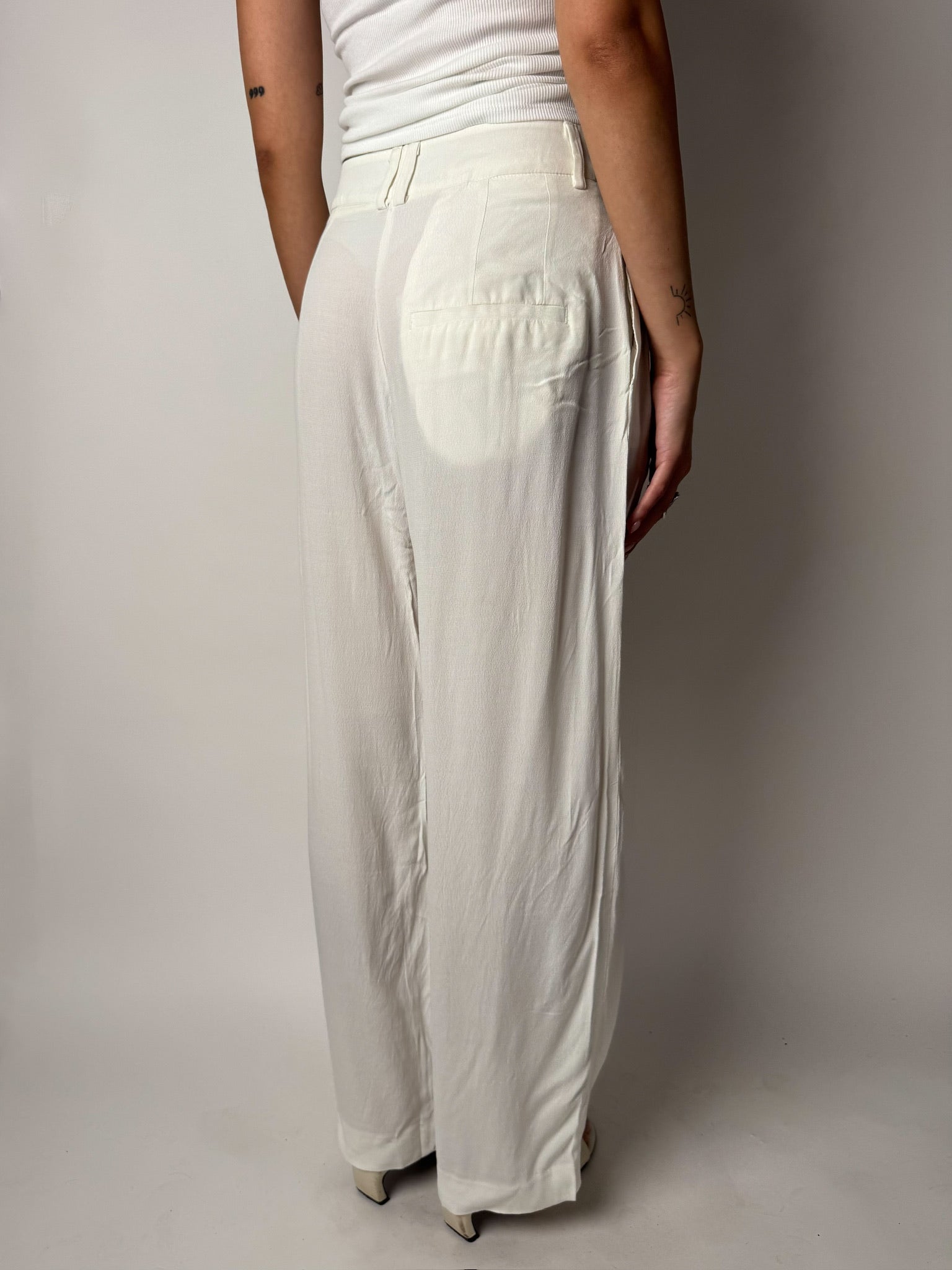 מכנסיים מחויטים בצבע לבן (36)