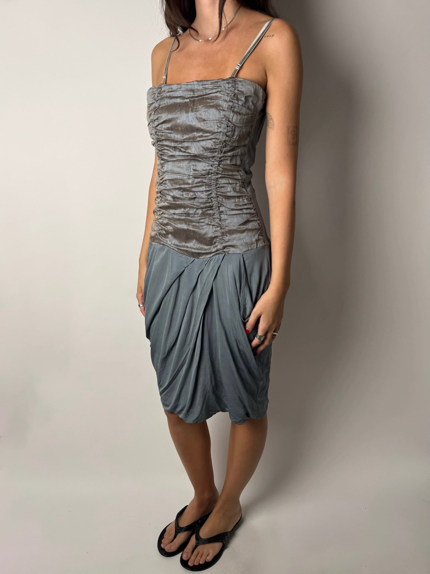 שמלת מידי אפורה בגזרה נשפכת (M)