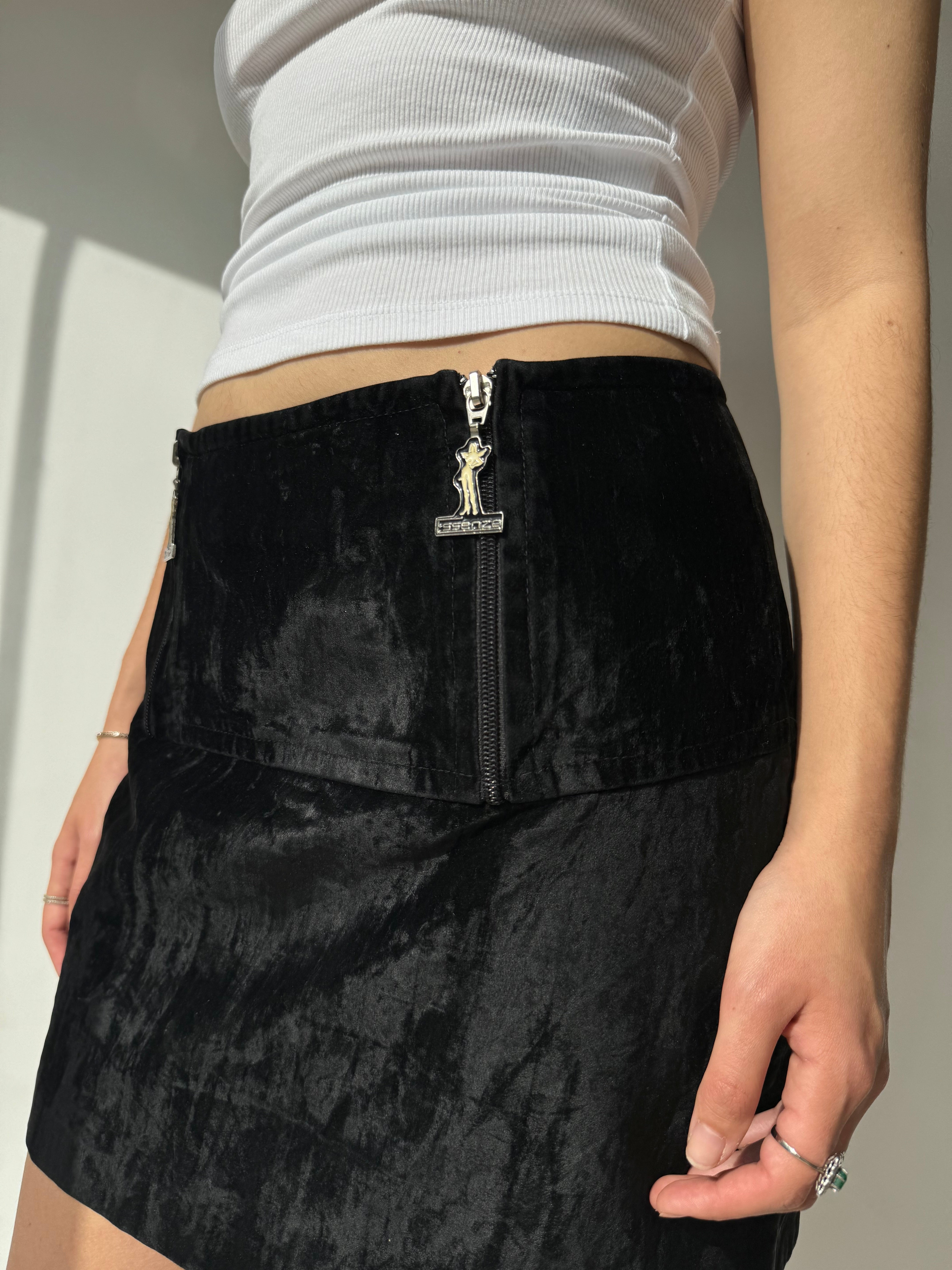 חצאית קטיפה קצרה (36-38)