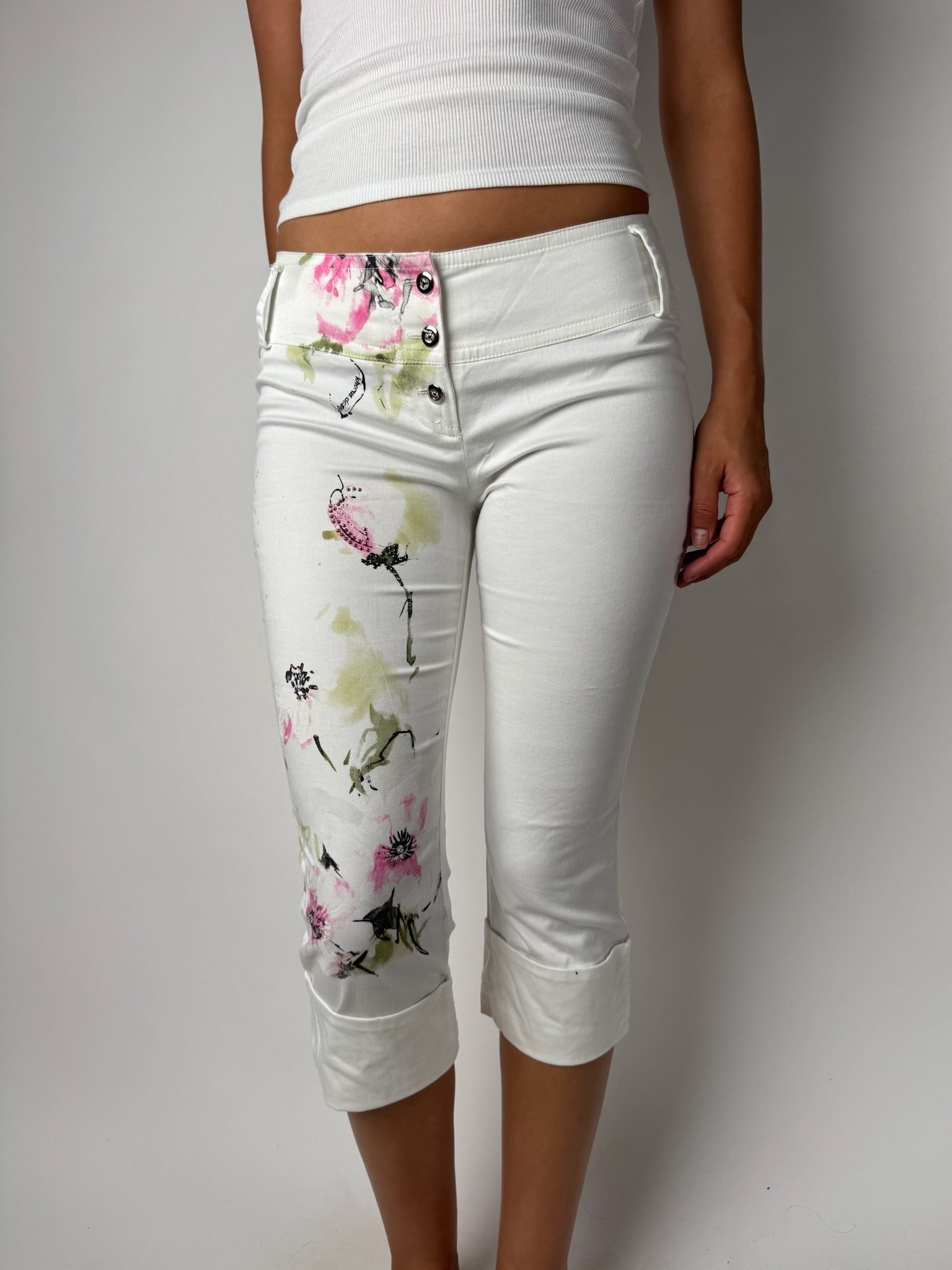 מכנסי 3/4 לבנים עם הדפס פרחים (38-40)