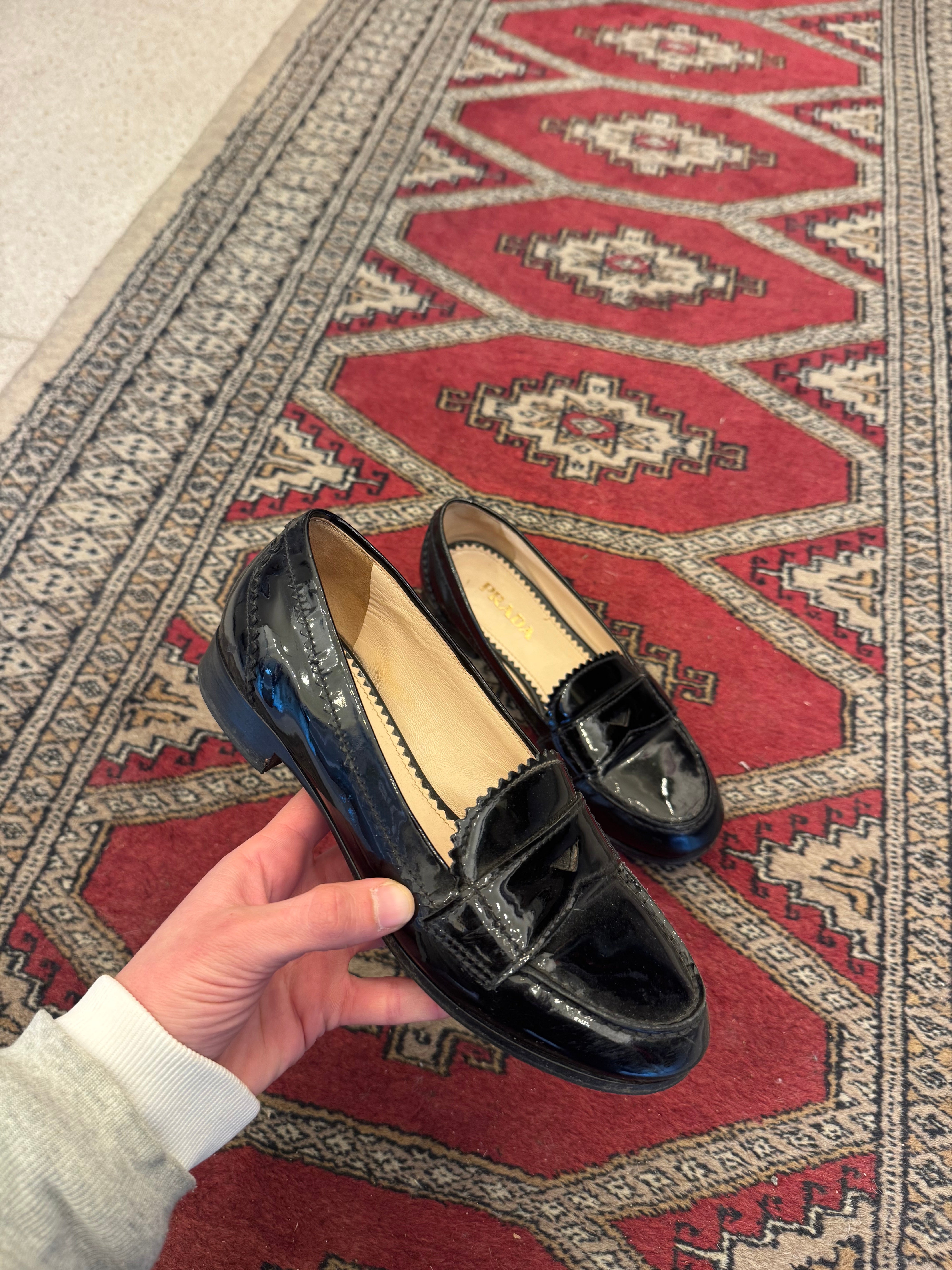 נעלי מוקסין מבריקות Prada (35)