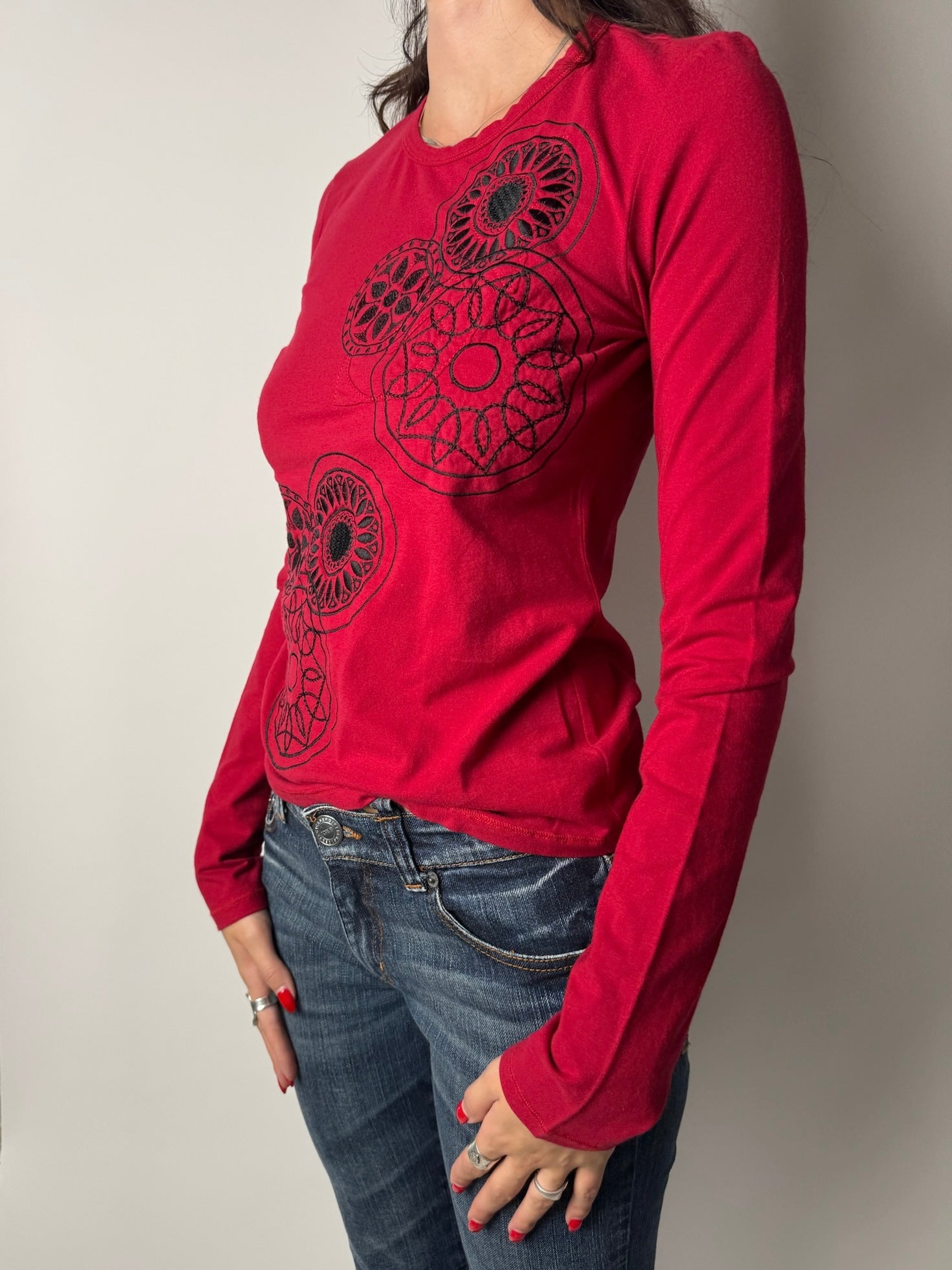 חולצה אדומה עם רקמה (M)