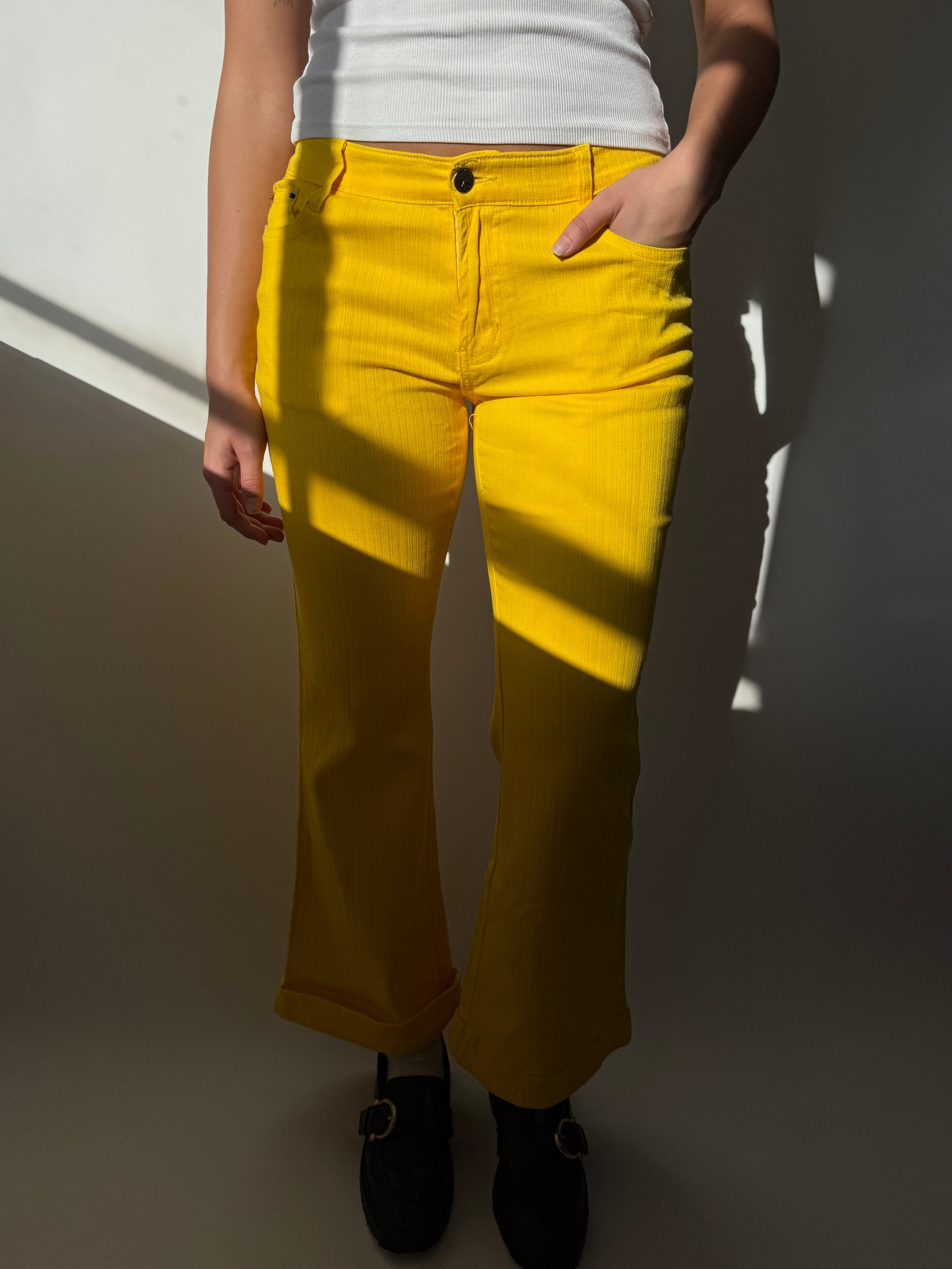 מכנסיים צהובים עם טקסטורת פסים (38)