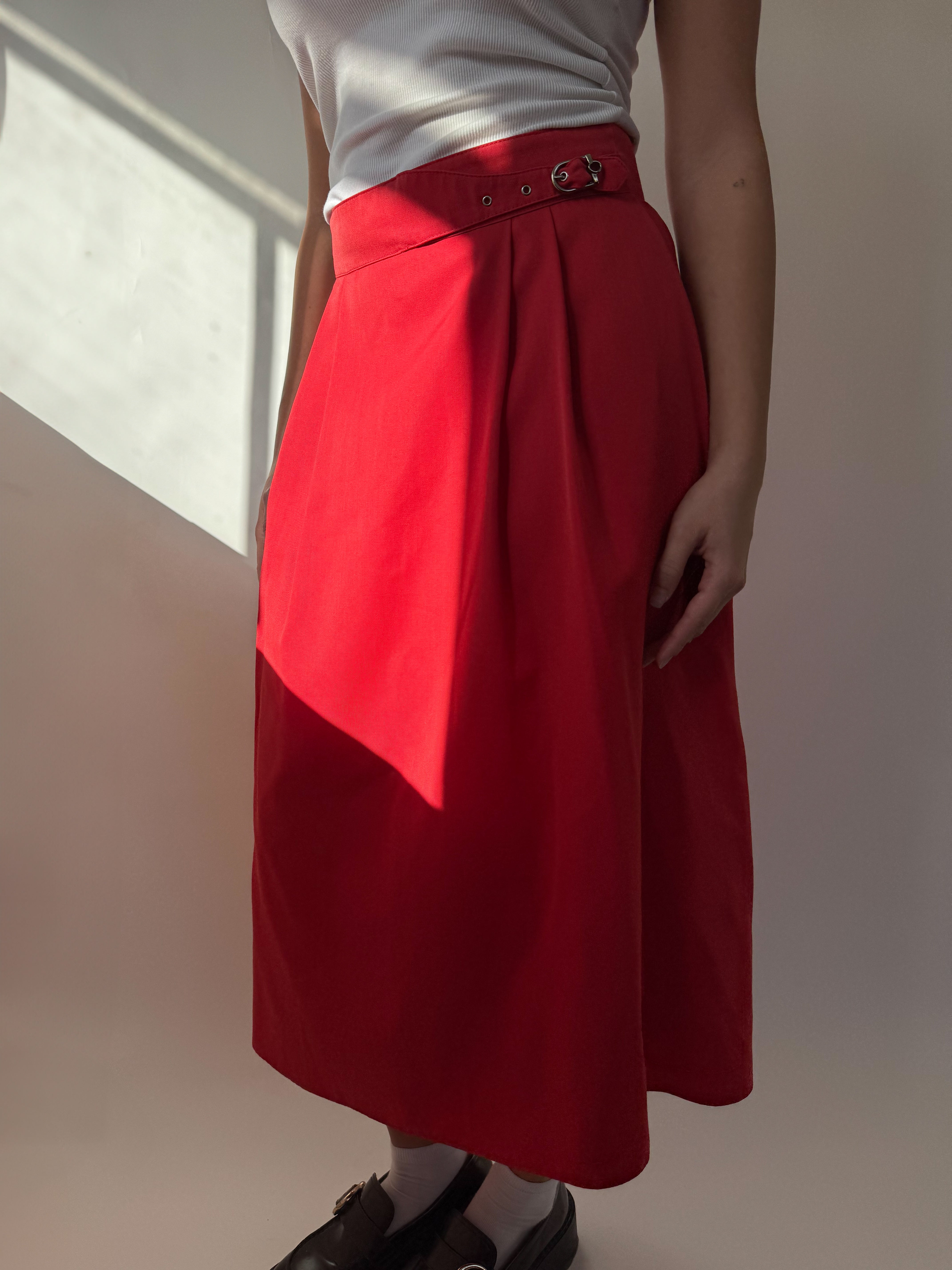 חצאית מידי אדומה בשילוב אבזם (38)