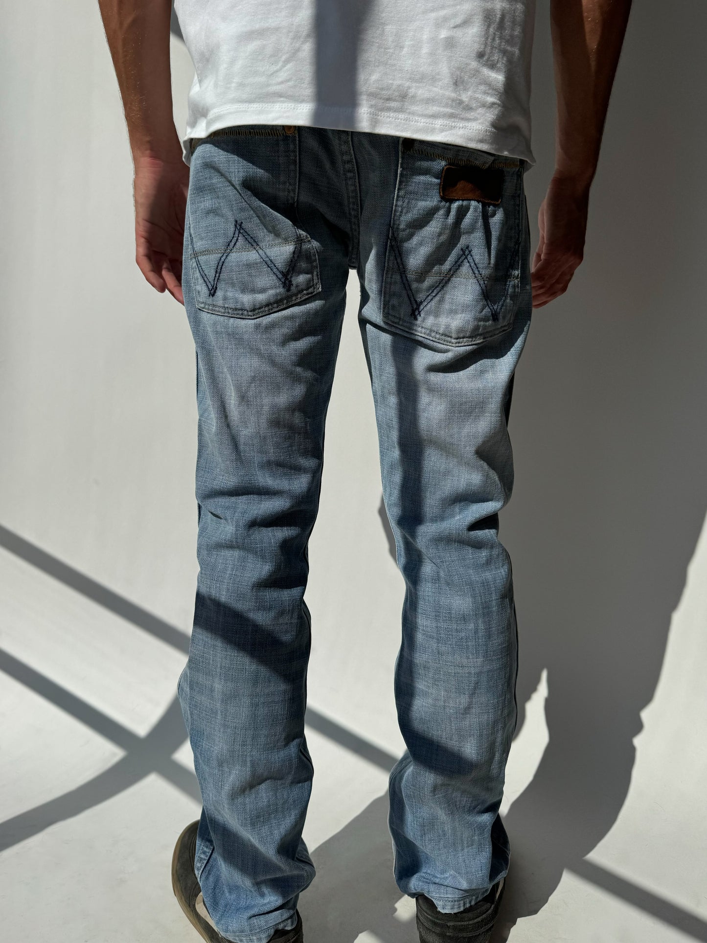 ג׳ינס בגזרה ישרה Wrangler (40-42)