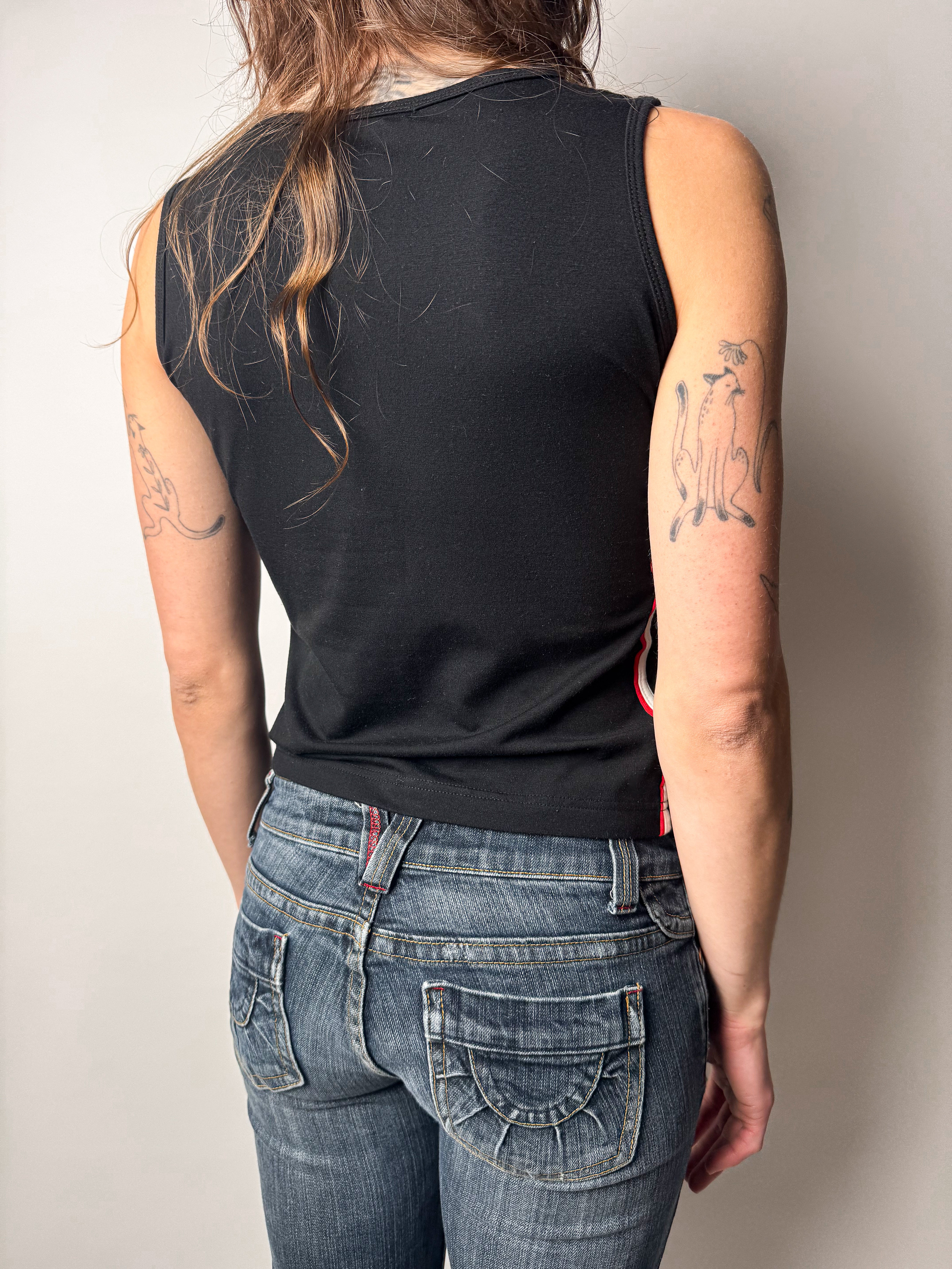 גופייה שחורה עם פאץ׳ (M)