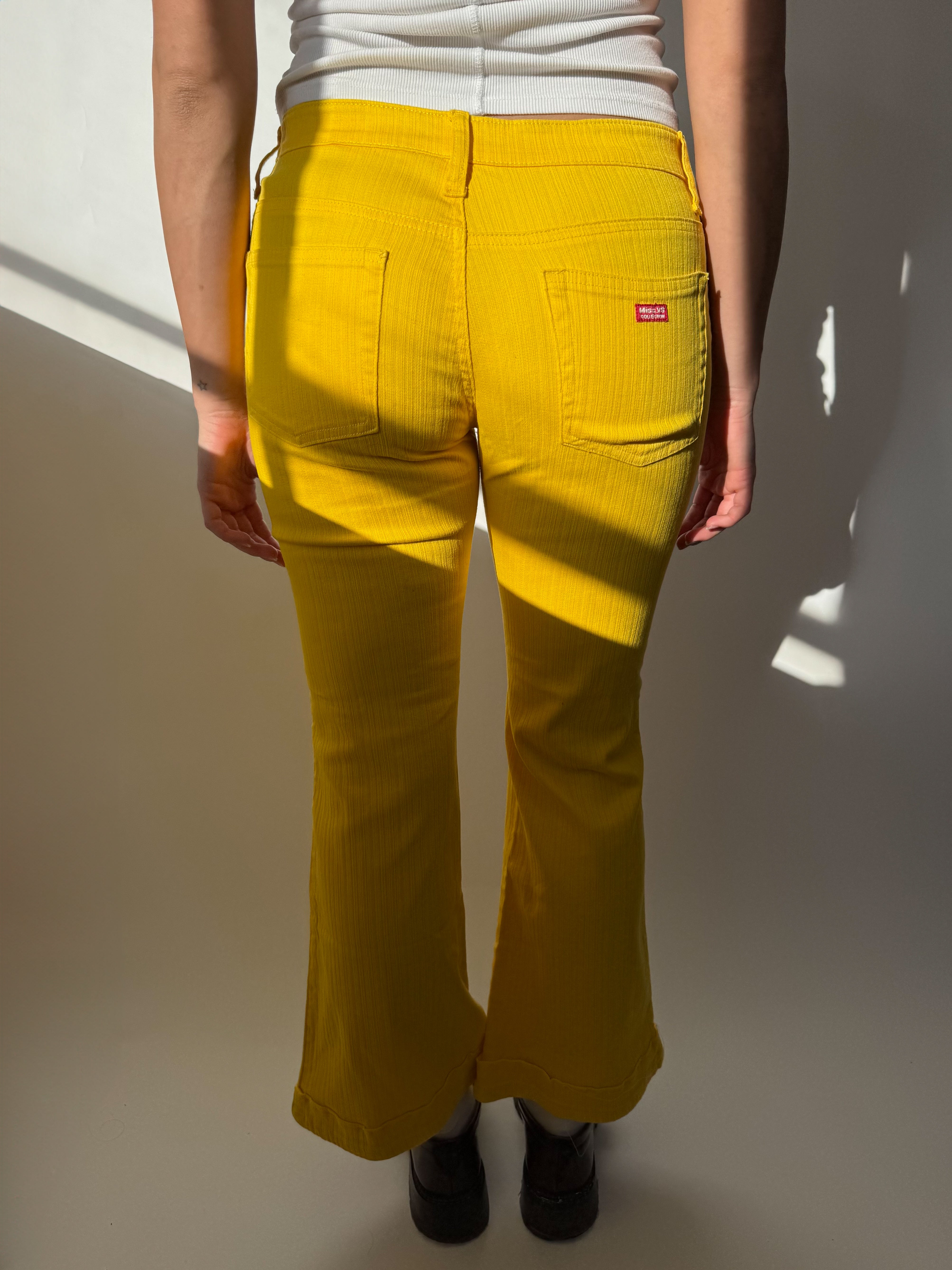 מכנסיים צהובים עם טקסטורת פסים (38)