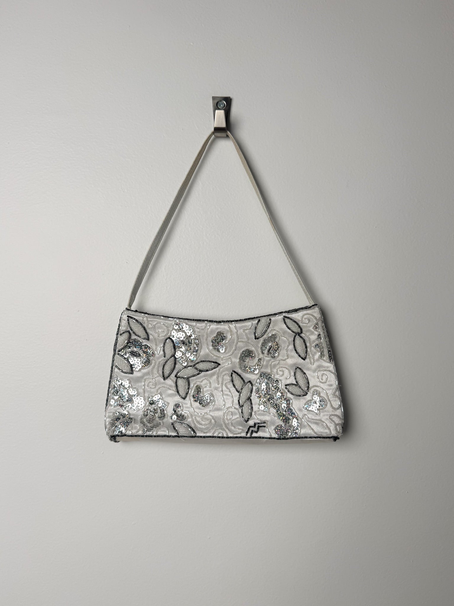 תיק צד לבן בטקסטורת פייטים וחרוזים