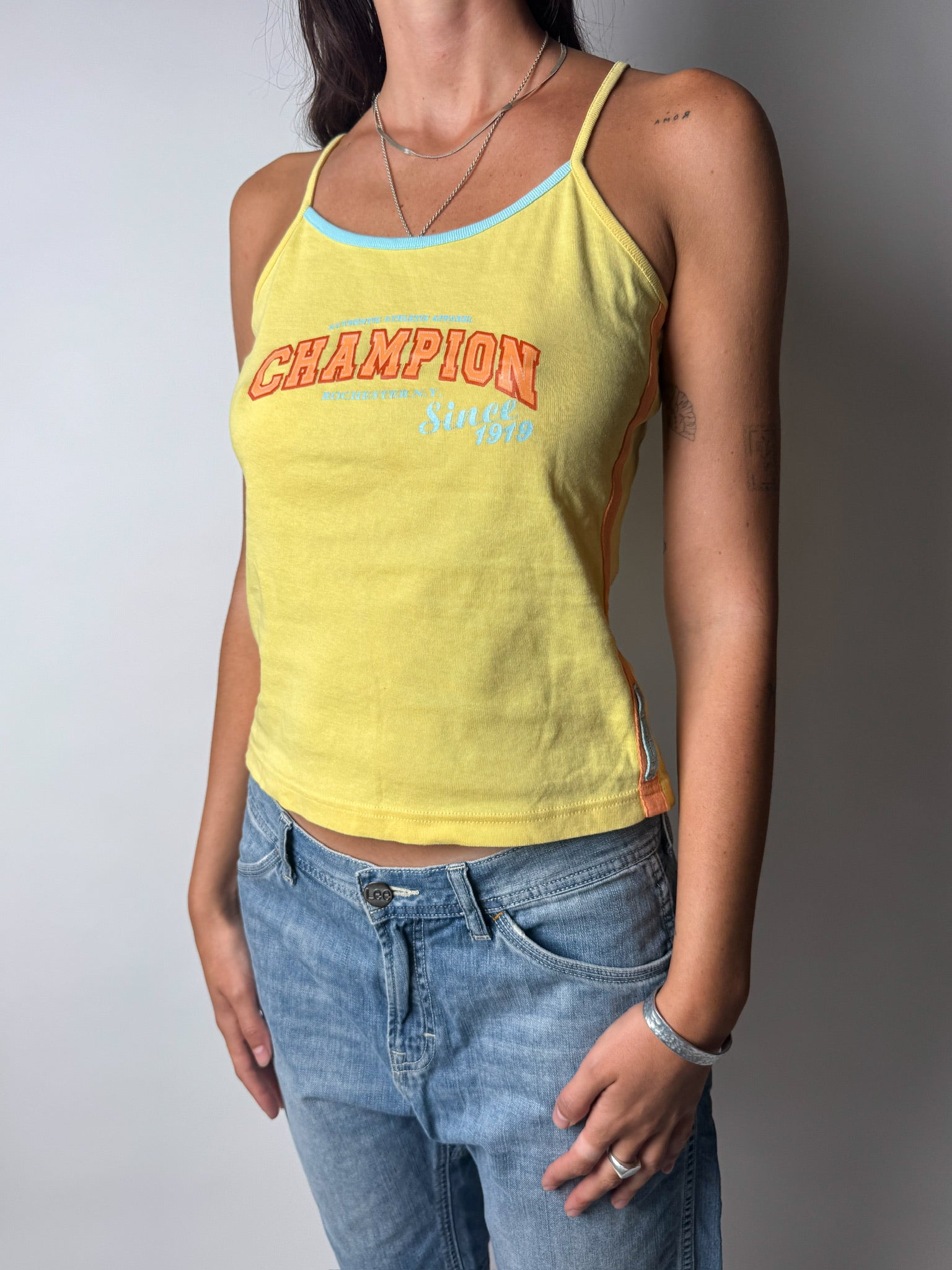 גופייה צהובה עם לוגו Champion (S)