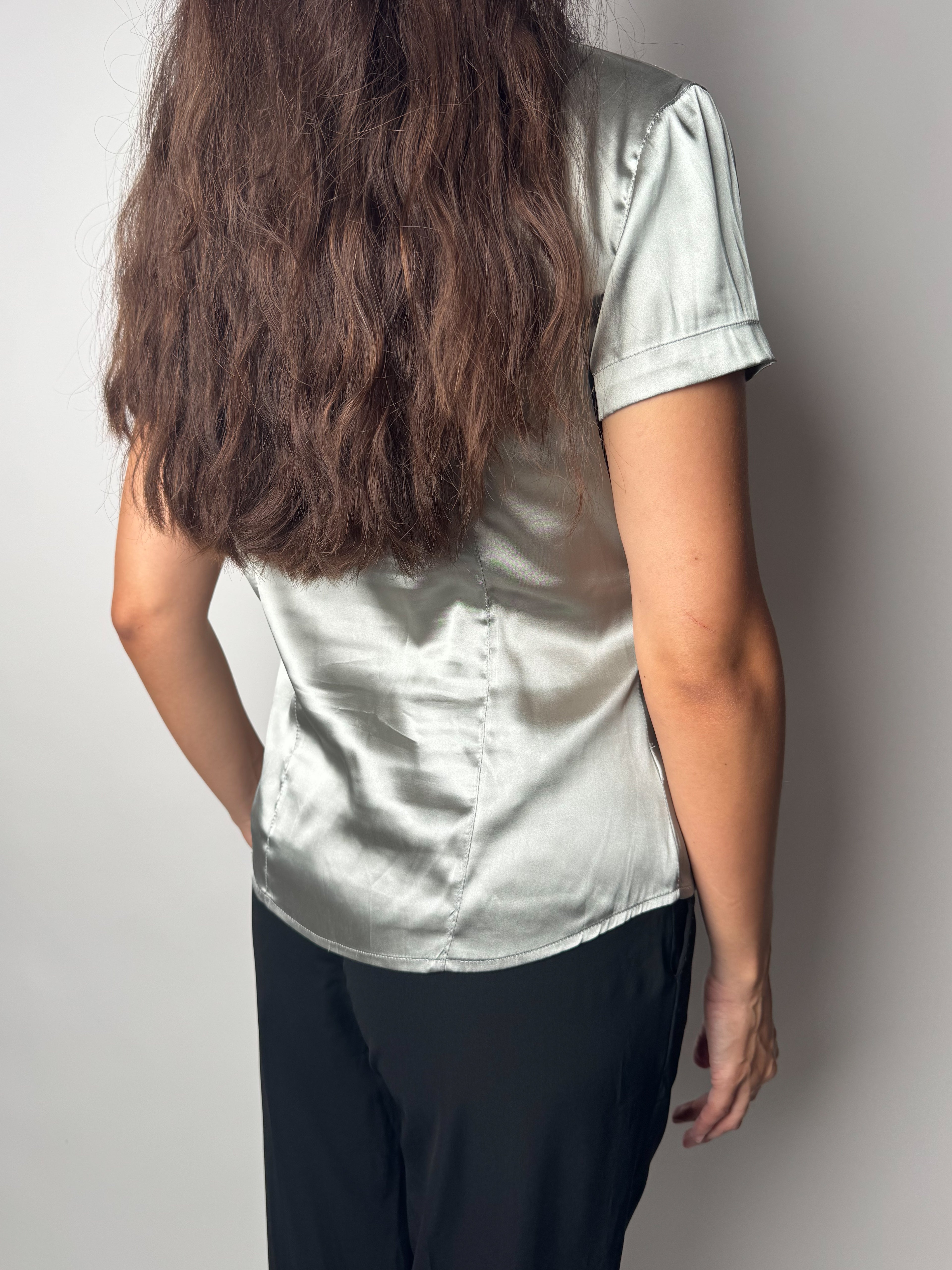 חולצה מכופתרת כסופה עם קשירה (M)