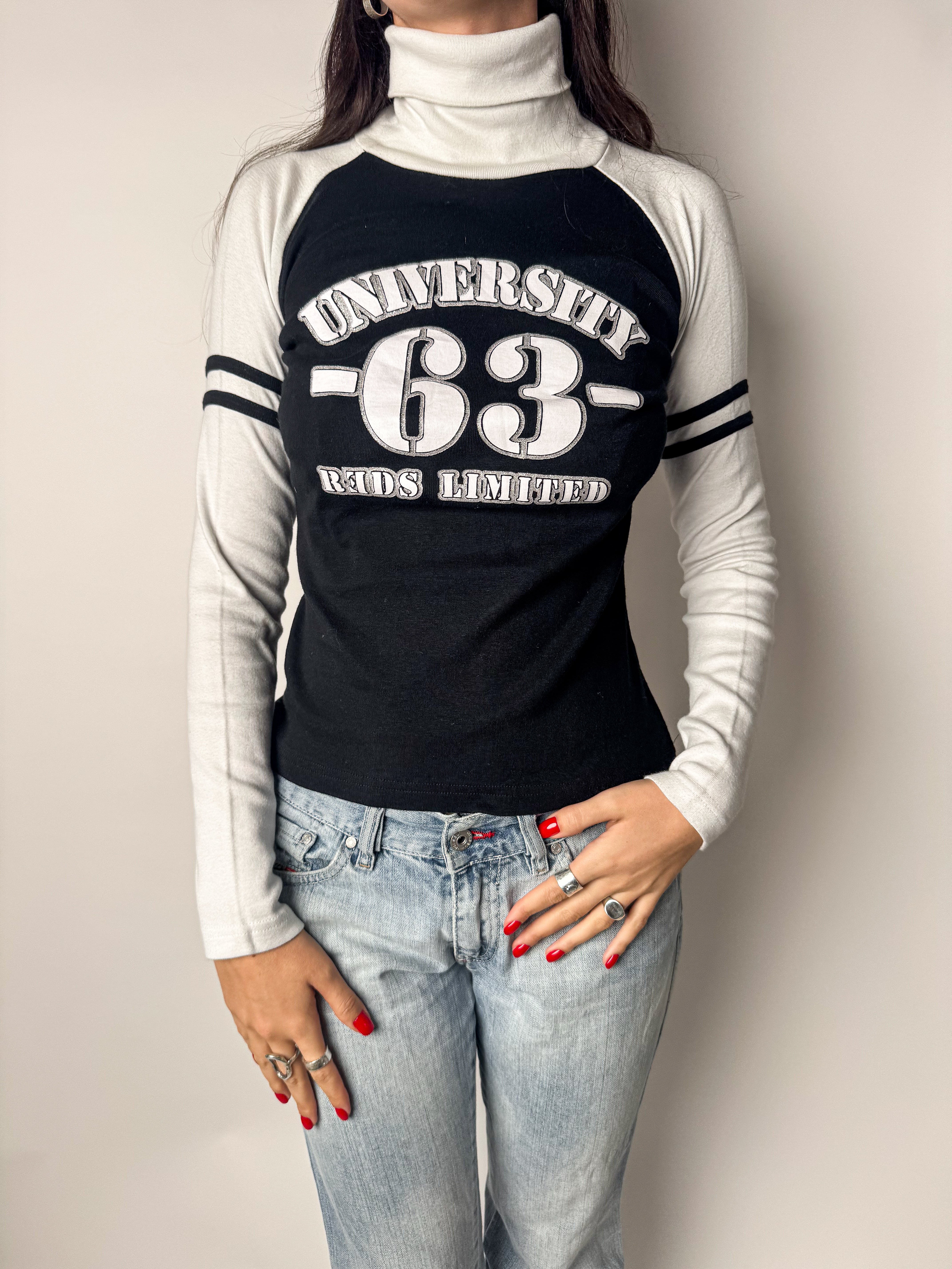 חולצת גולף UNIVERSITY 63 בשחור לבן (S-M)