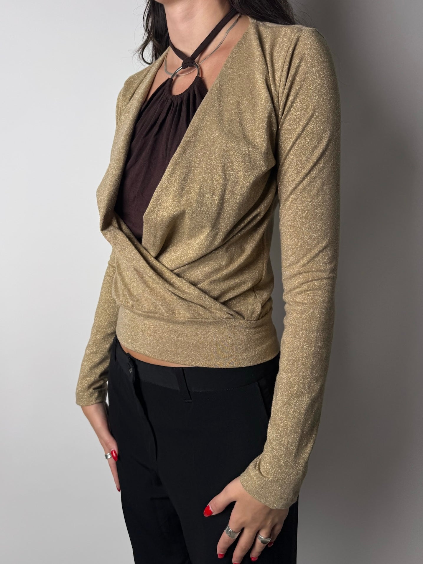 ‎חולצת מעטפת זהב מנצנצת (M)