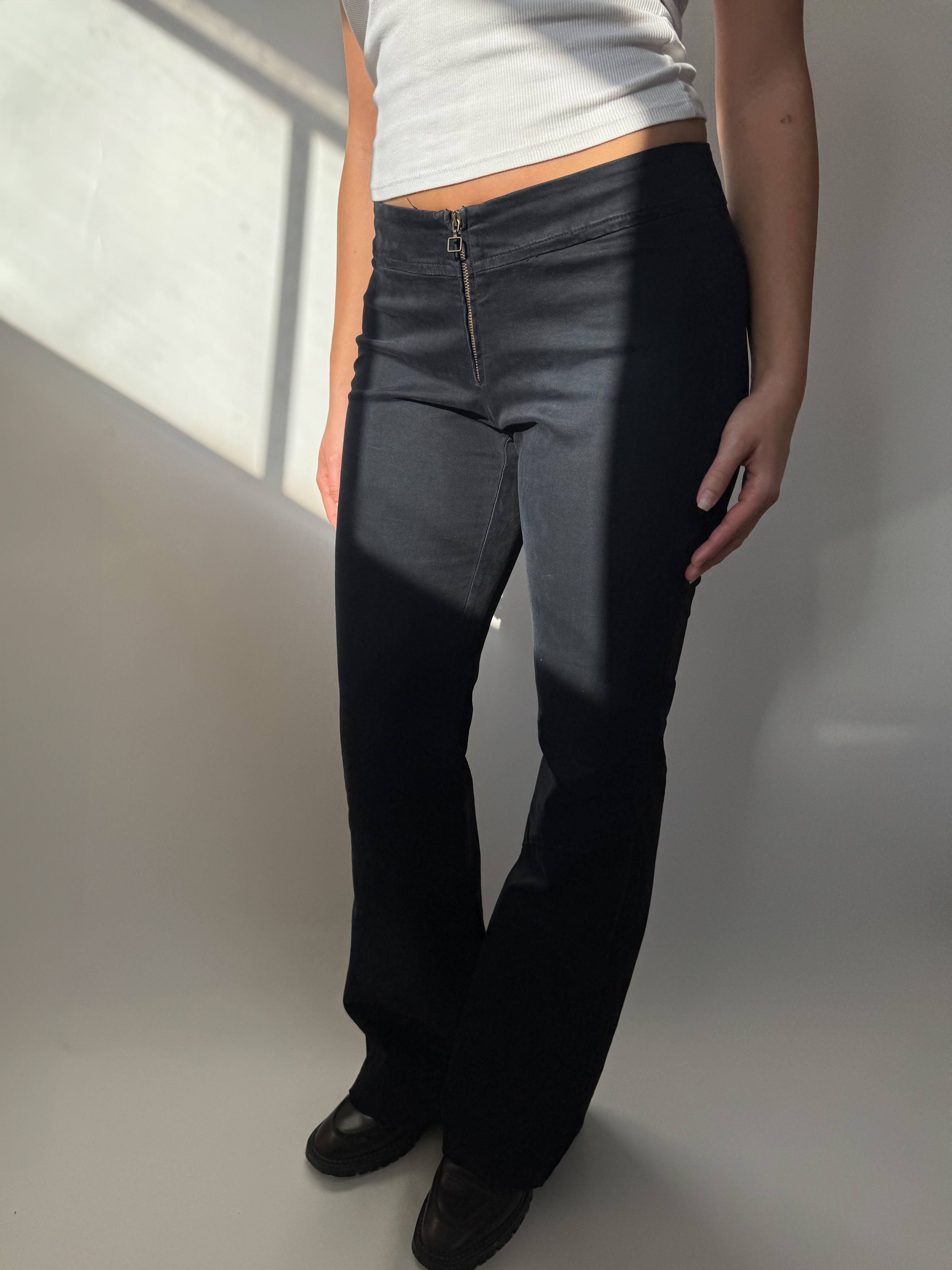 מכנסיים שחורים בגזרה מתרחבת Replay (38)