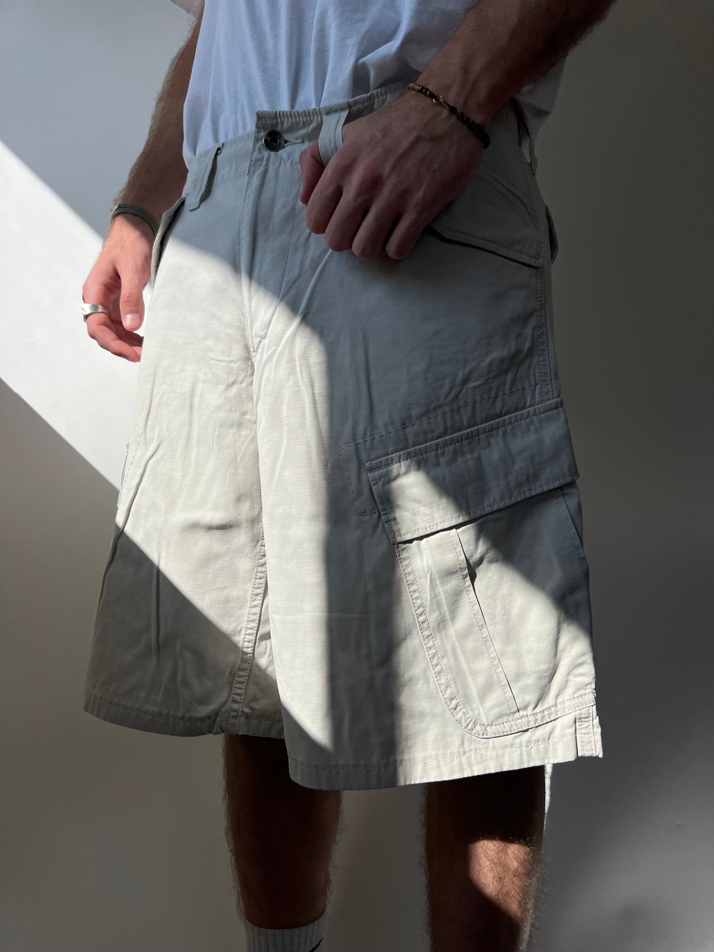 מכנסי ברמודה קצרים עם הדפס לוגו (46)