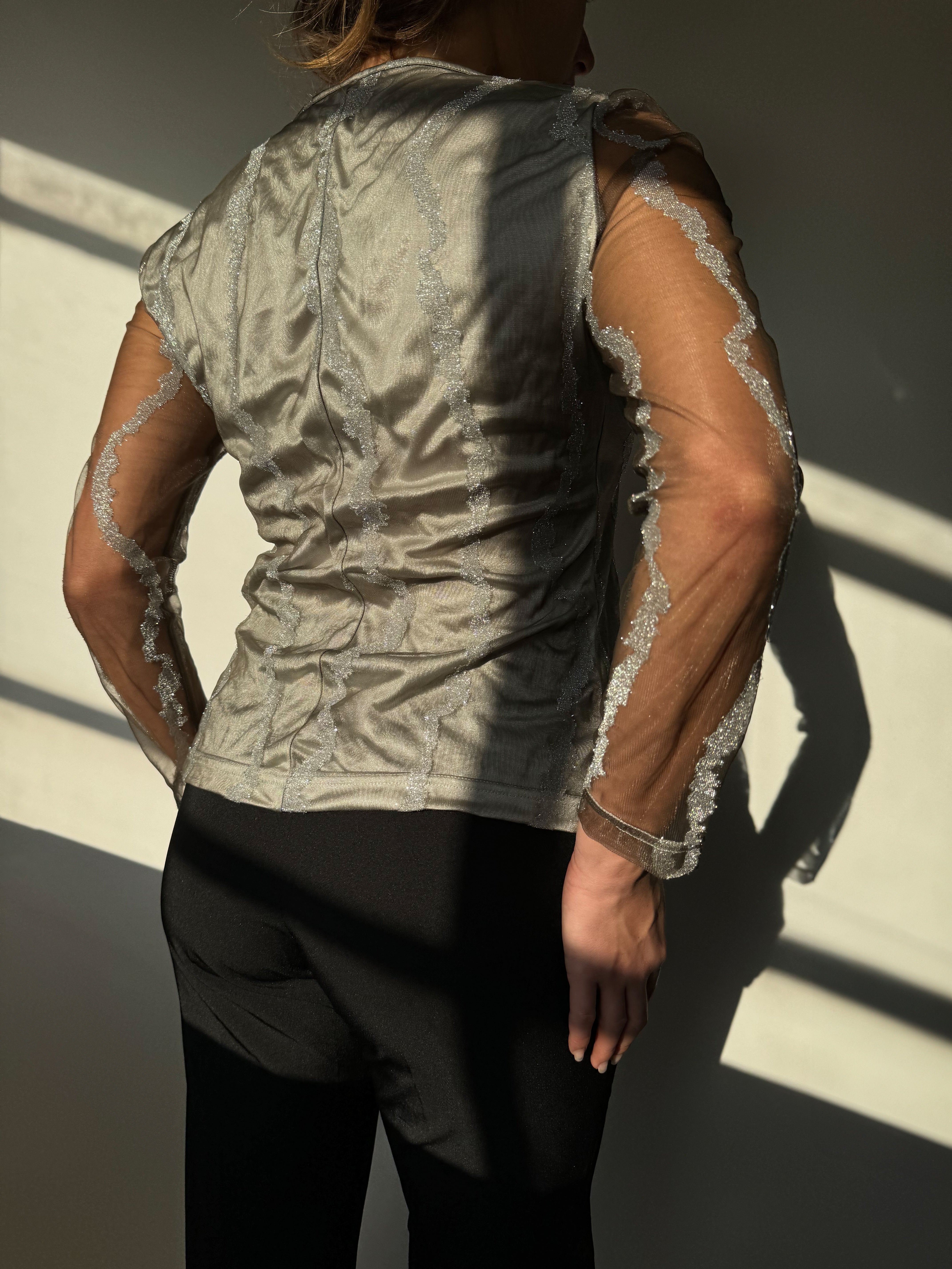 חולצת מש כסופה ומנצנצת (M)