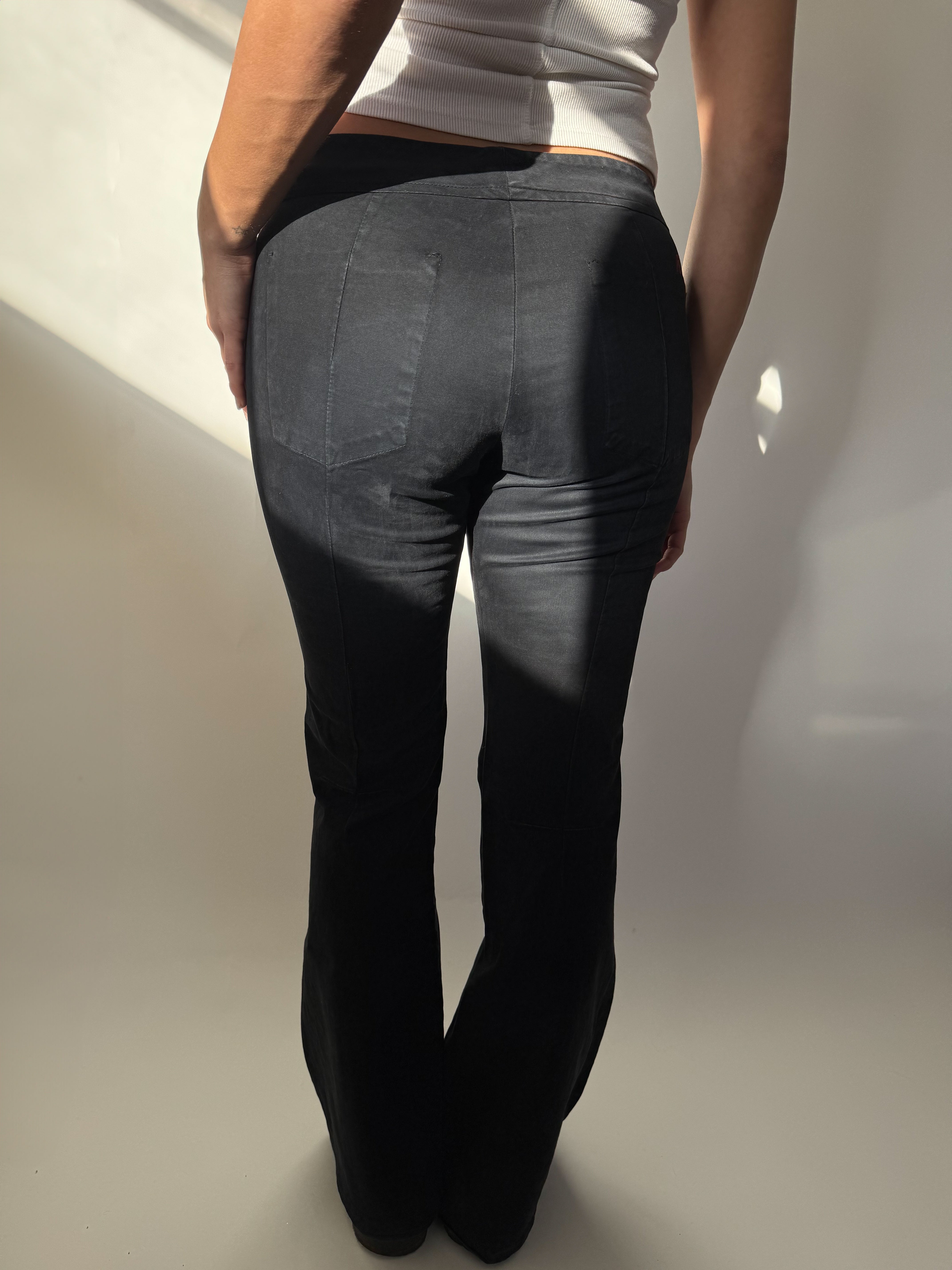 מכנסיים שחורים בגזרה מתרחבת Replay (38)